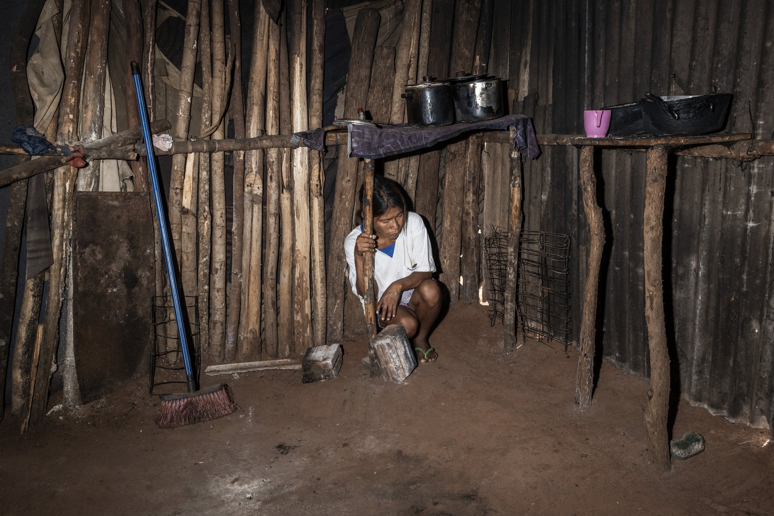 Abenilda Fernandes, 30 anos, parece exausta após quatro dias sem comer em sua palhoça, próxima à comunidade indígena Guarani Serrito, em Mato Grosso do Sul. Como muitas pessoas na região, ela enfrenta insegurança alimentar causada pela redução de seu