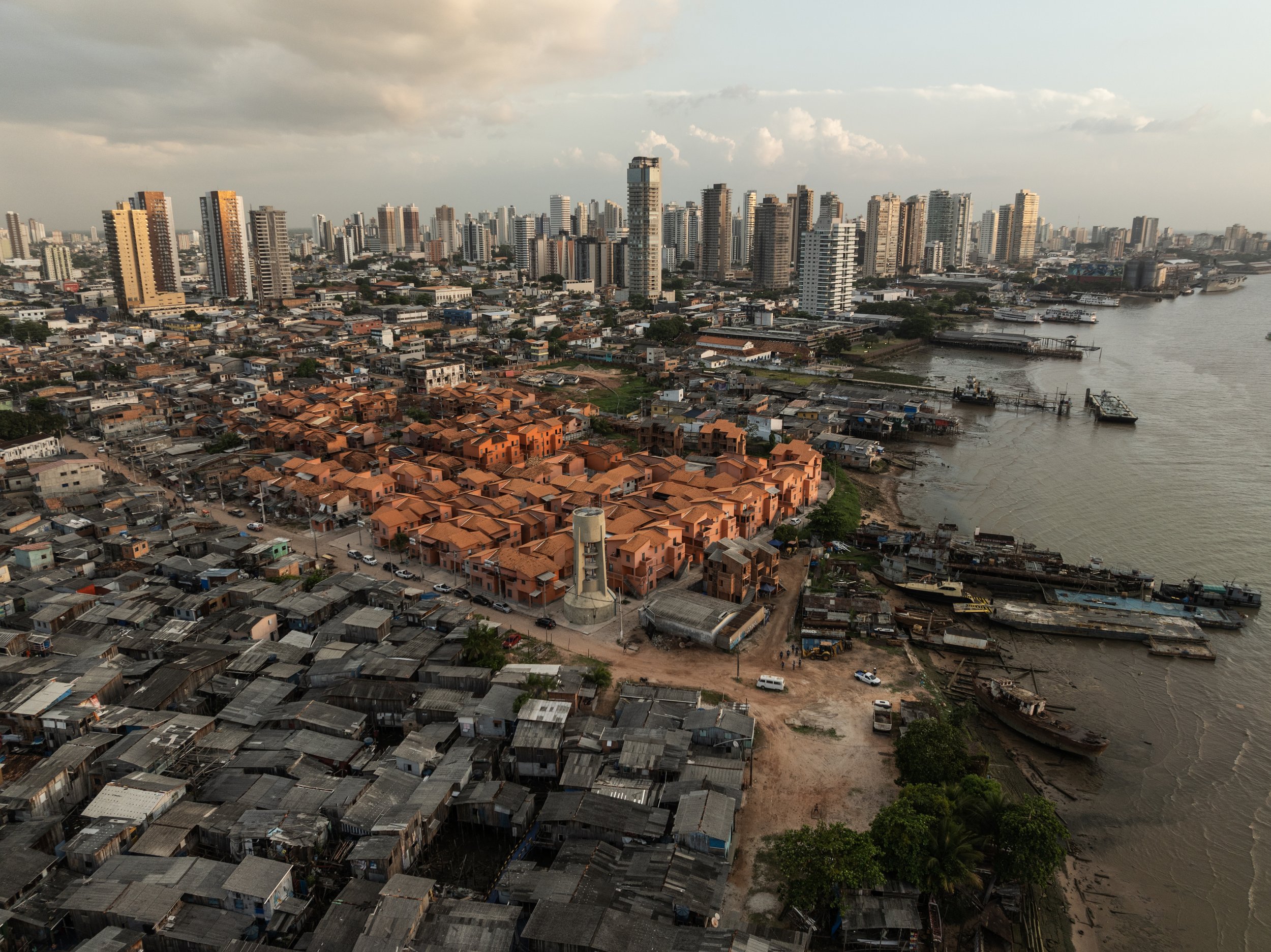 Vista da Vila da Barca, comunidade de palafitas e conjunto de habitação social em Belém, Pará. Um novo emissário de esgoto passará nas proximidades, mas não atenderá os moradores, que seguem vivendo sem acesso a saneamento básico.