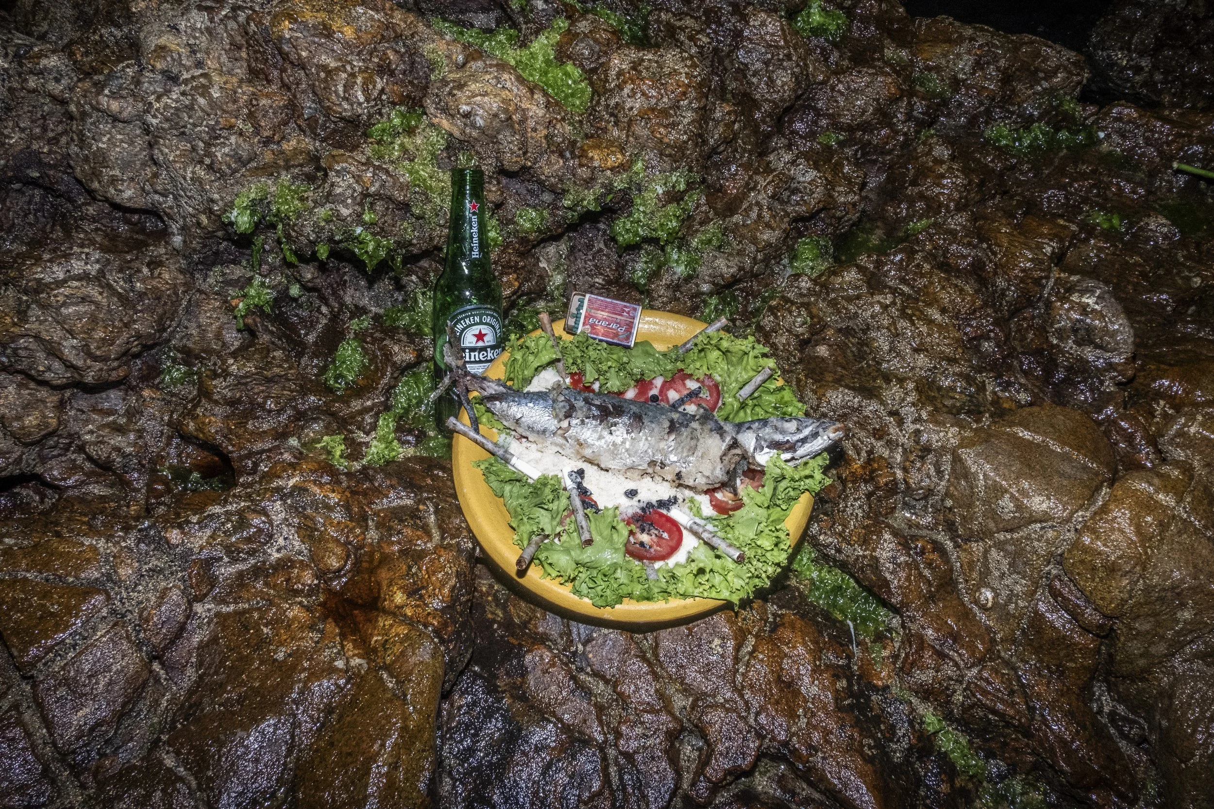 Um prato com peixe, cigarros e uma cerveja foi deixado como oferenda na praia do Rio Vermelho, em Salvador, durante as celebrações de Iemanjá, divindade das águas profundamente reverenciada no Candomblé e na Umbanda. A prática de deixar presentes no 