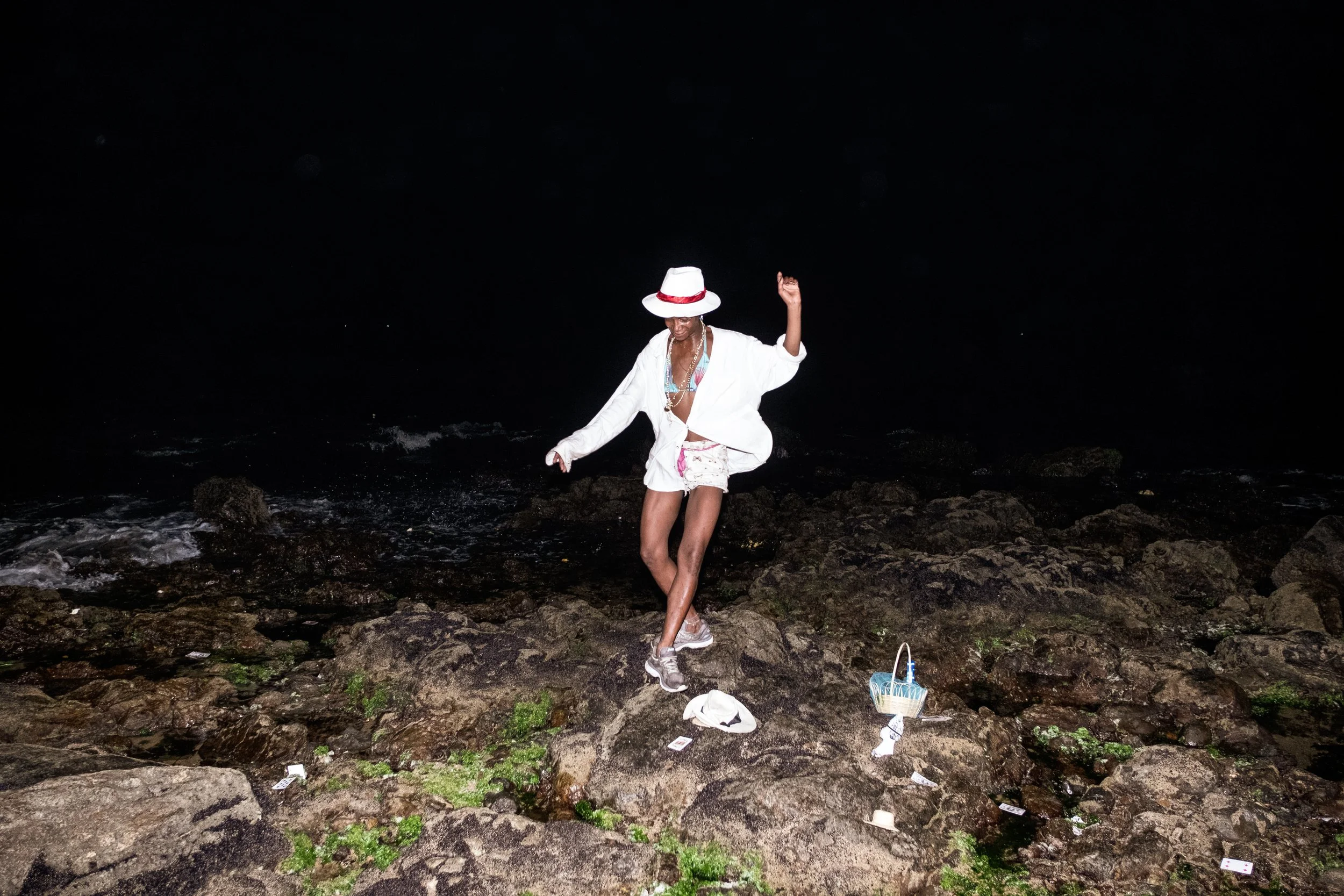 SALVADOR, BRAZIL - FEBRUARY 03, 2023: Mulher em transe espiritual, sob efeito de álcool, na praia do Rio Vermelho durante as celebrações de Iemanjá, orixá das águas salgadas reverenciada no Candomblé e na Umbanda.

SALVADOR, BRAZIL - FEBRUARY 03, 202