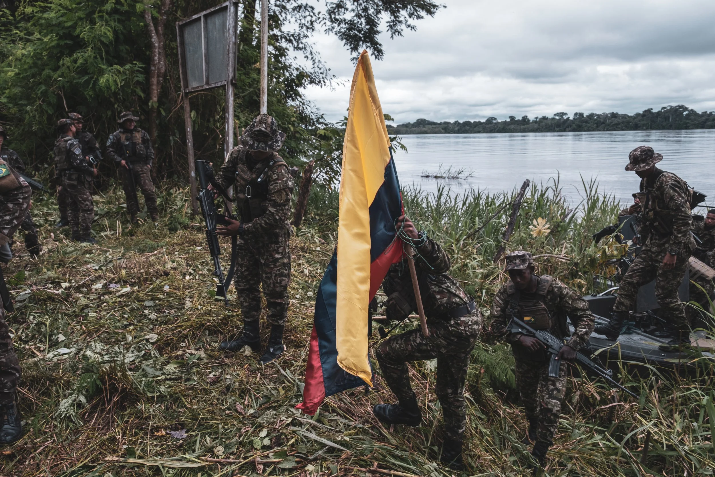 A Brazilian Army unit from the Ipiranga Pelotão met with a Colombian counterpart at the border along the Içá/Putumayo River for a briefing to share information on operations against narcotrafficking movements in the area.