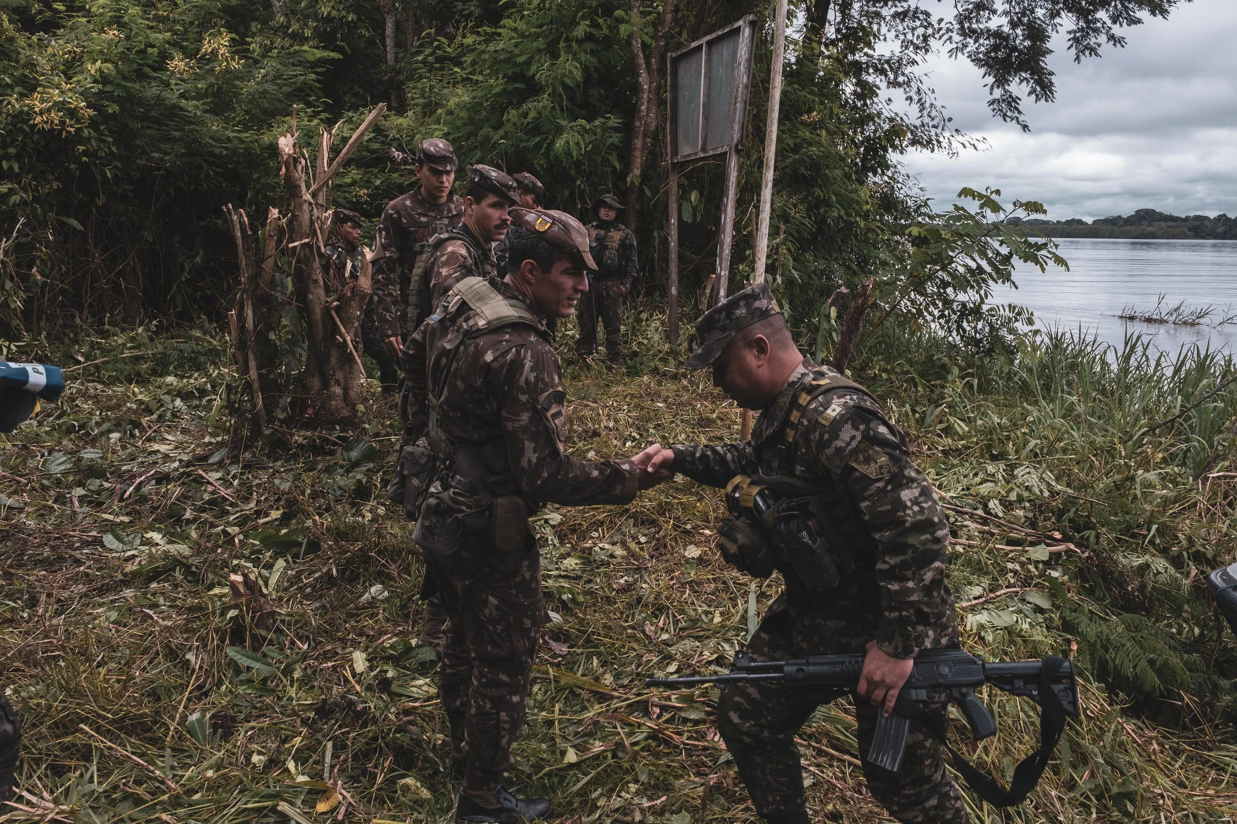 A Brazilian Army unit from the Ipiranga Pelotão met with a Colombian counterpart at the border along the Içá/Putumayo River for a briefing to share information on operations against narcotrafficking movements in the area.