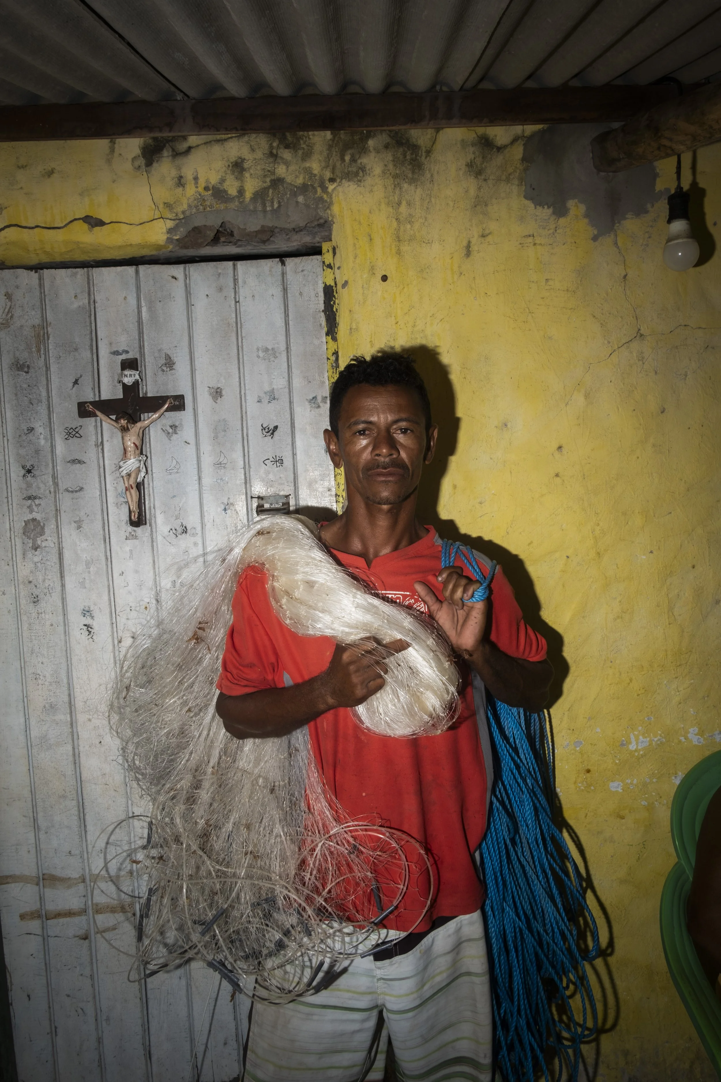 Um pescador da comunidade quilombola de Pixaim, localizada no Parque Natural dos Lençóis Alagoanos, no delta do Rio São Francisco, em Alagoas. Habitada por 43 famílias, a comunidade é tão isolada que, desde sua criação nos anos 1980, nunca teve acess