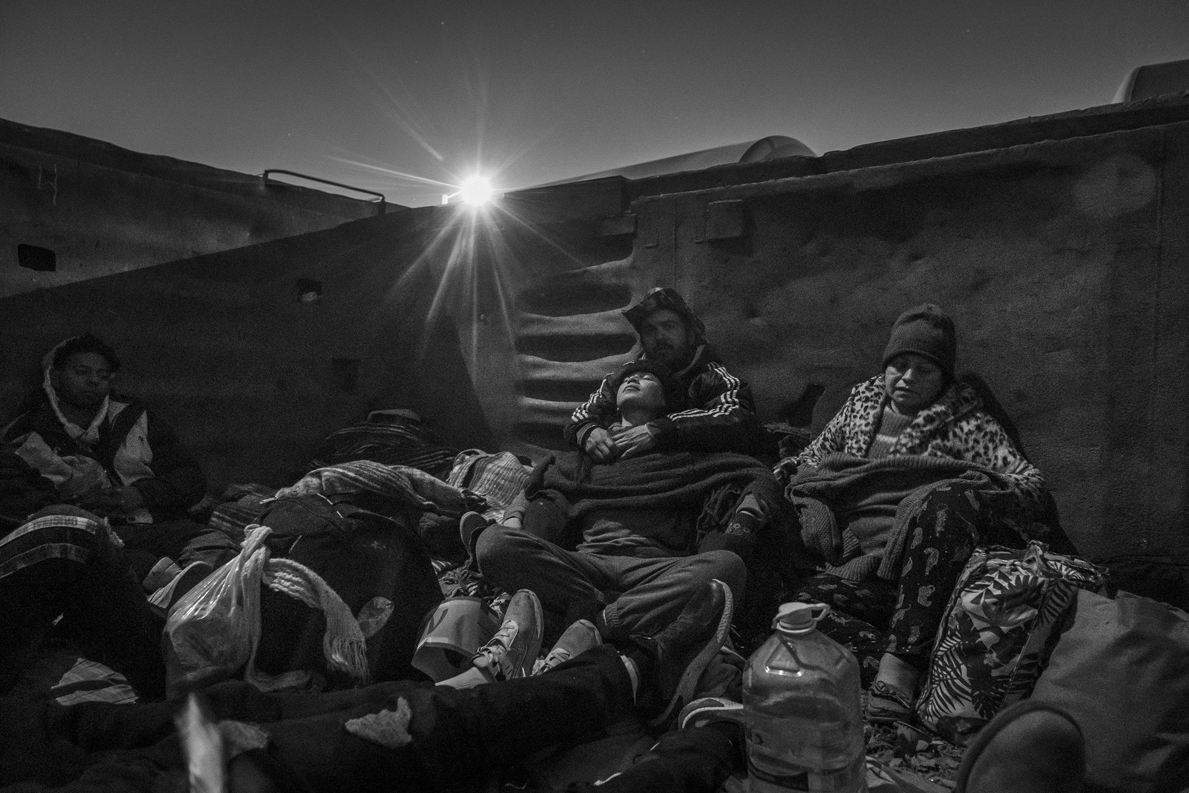 Cesar Atencio embraces Lina Isabel Arias aboard a freight train departing from Torreón toward Chihuahua. 