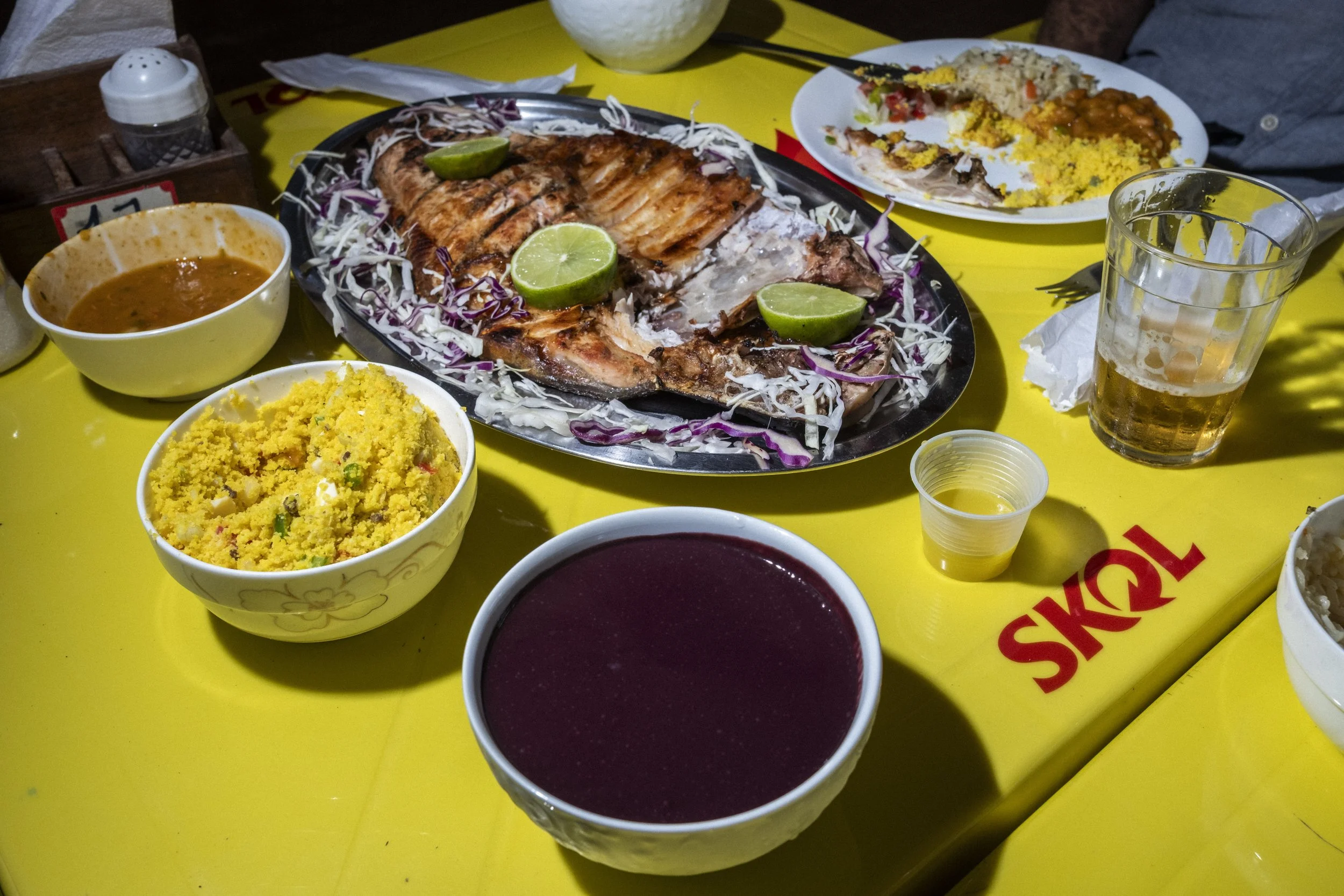 BELEM, BRAZIL - OCTOBER 24, 2025
Refeição amazônica com açaí, tambaqui, farofa, arroz e feijão, servida em restaurante na Ilha do Combu, comunidade ribeirinha em frente a Belém.

BELEM, BRAZIL - OCTOBER 24, 2025
Amazonian meal with açaí, tambaqui fis