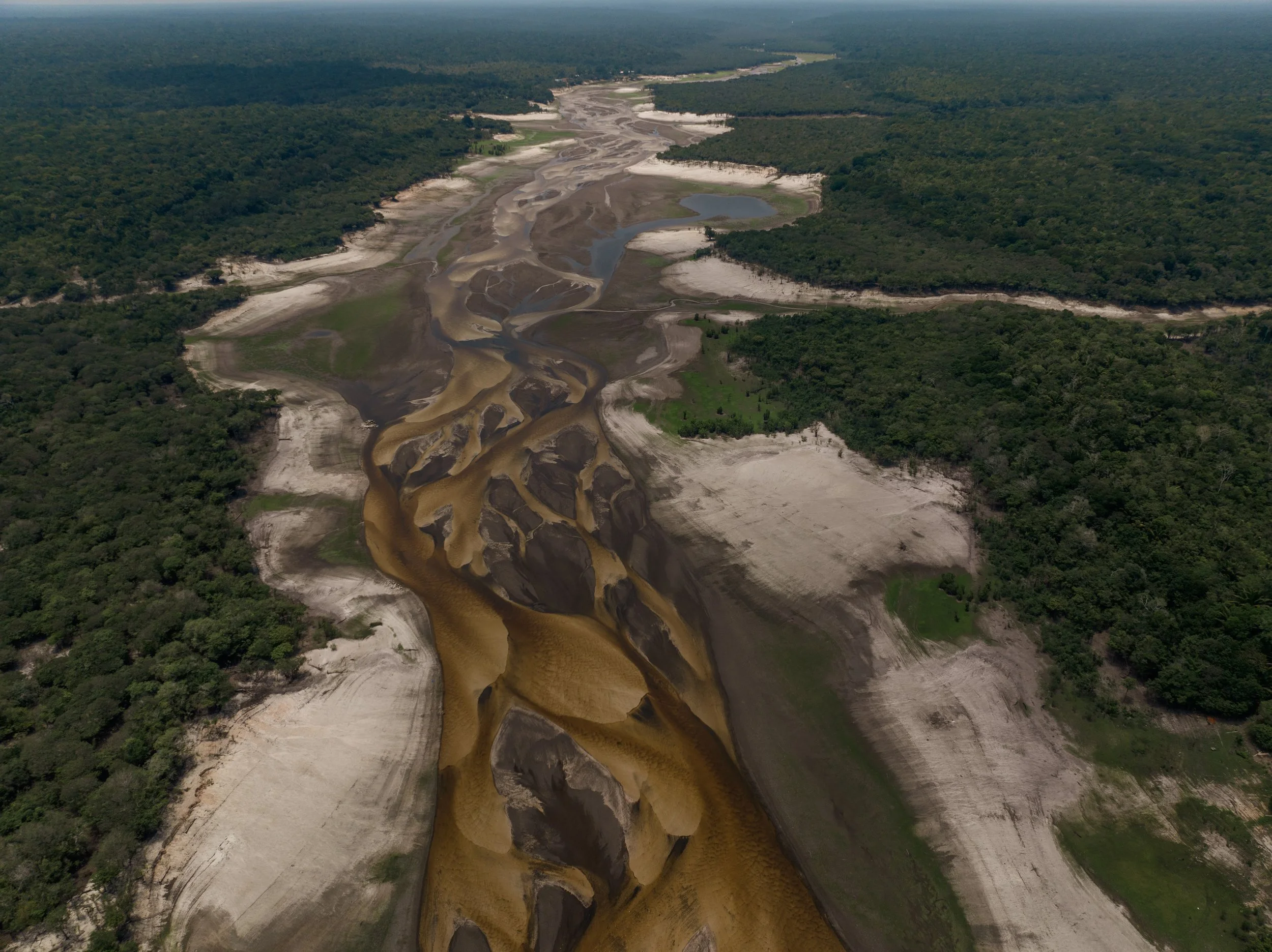 Um vislumbre das margens áridas do rio Tumbira, impactadas pela seca do rio Negro, na Reserva de Desenvolvimento Sustentável do Rio Negro, em Iranduba, no estado do Amazonas.