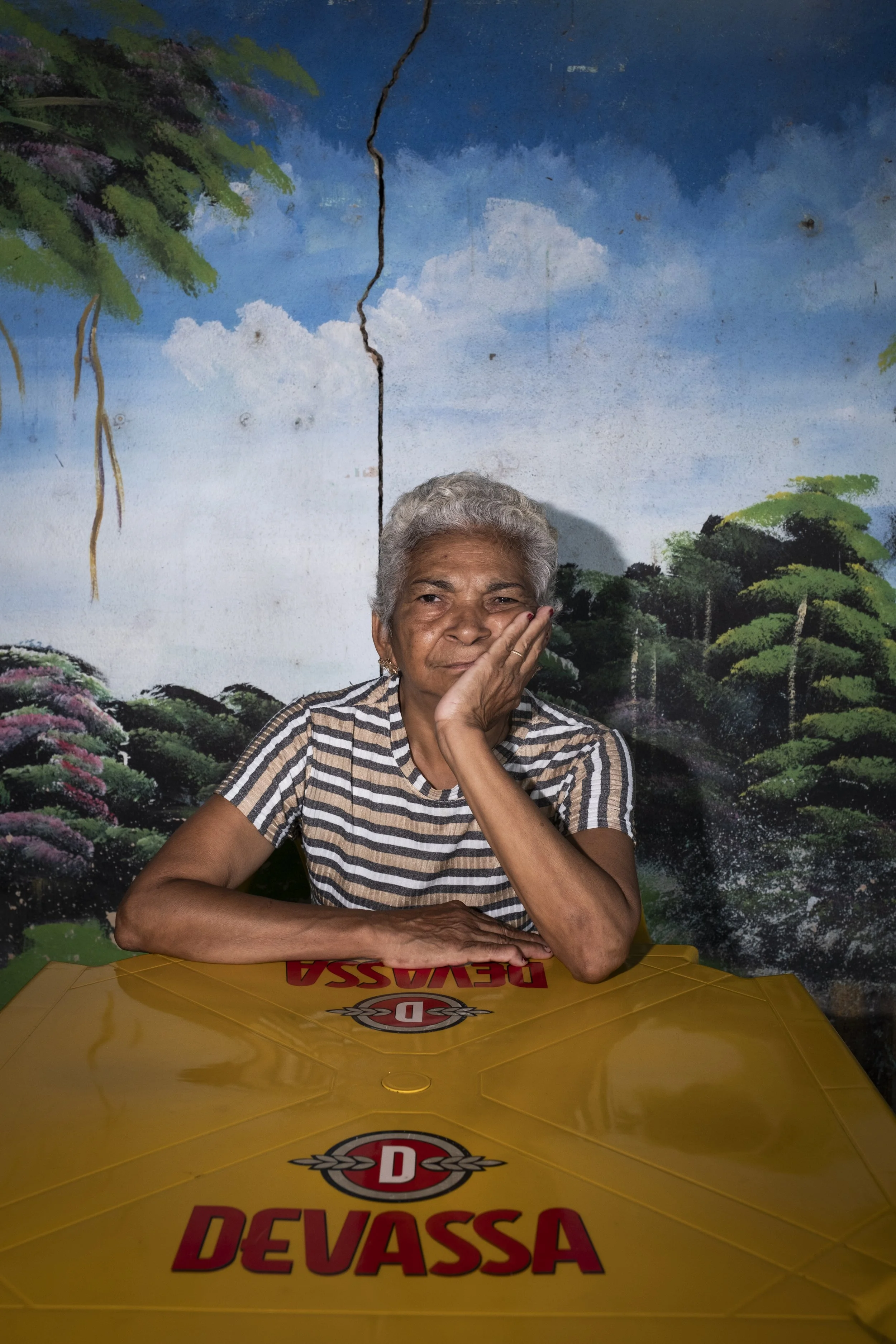 Marina Cantão dos Santos, 69 anos, foi garimpeira em território Yanomami entre 1987 e 1989. Ela permaneceu perdida na mata por três meses após uma operação policial venezuelana, sobrevivendo ao comer as páginas de seu caderno, seus documentos e até s