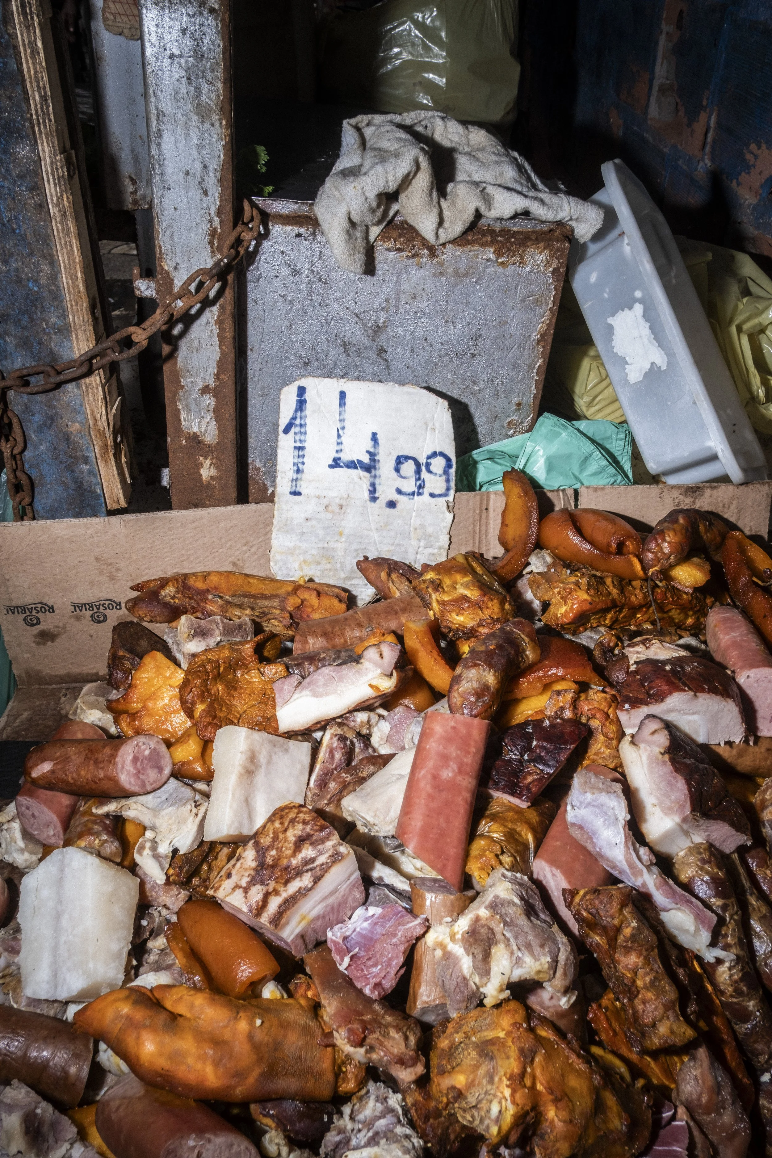 Linguiça, bacon e outros embutidos vendidos no Mercado Modelo, em Salvador.