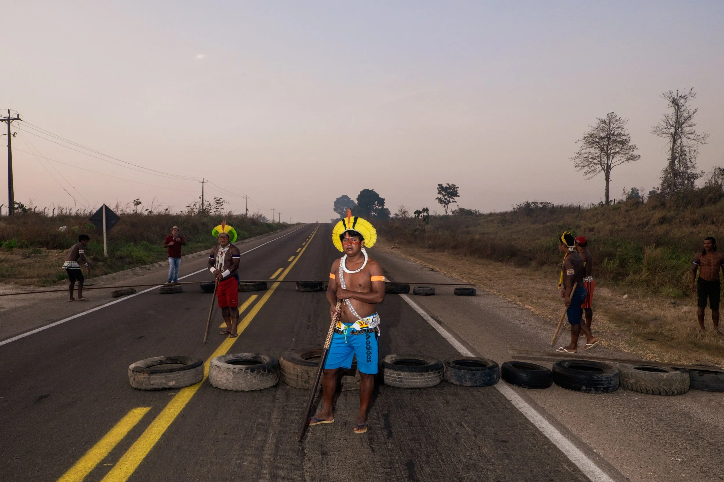Manifestantes Kayapó Mekragnotire bloqueiam a rodovia BR-163 por três dias, nas proximidades de Novo Progresso (PA), exigindo que o então presidente Jair Bolsonaro tomasse medidas contra o avanço de garimpeiros e invasores de terra em seu território.