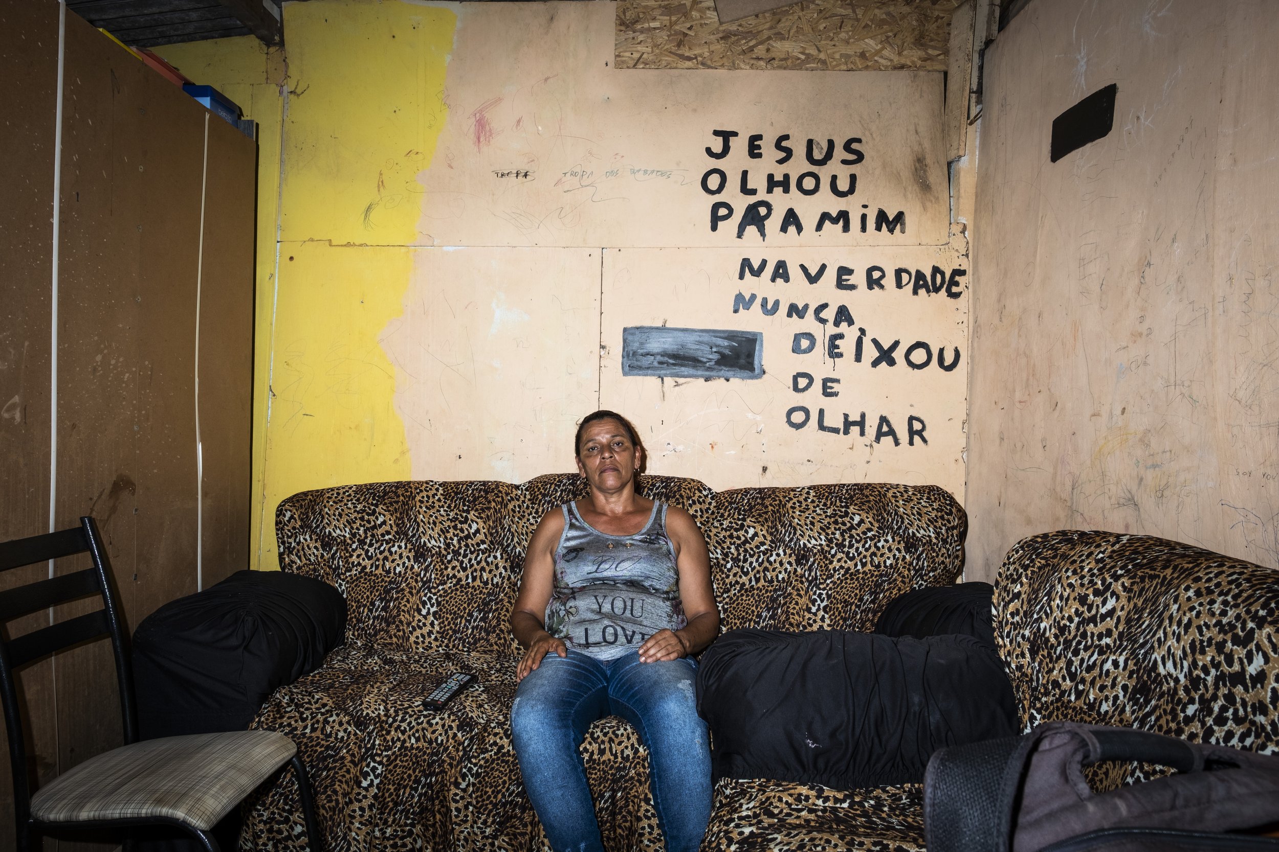 Maria, mãe solo de uma criança com síndrome de Down, vive em um barraco na Ocupação Anchieta, uma comunidade ocupada na zona sul de São Paulo.