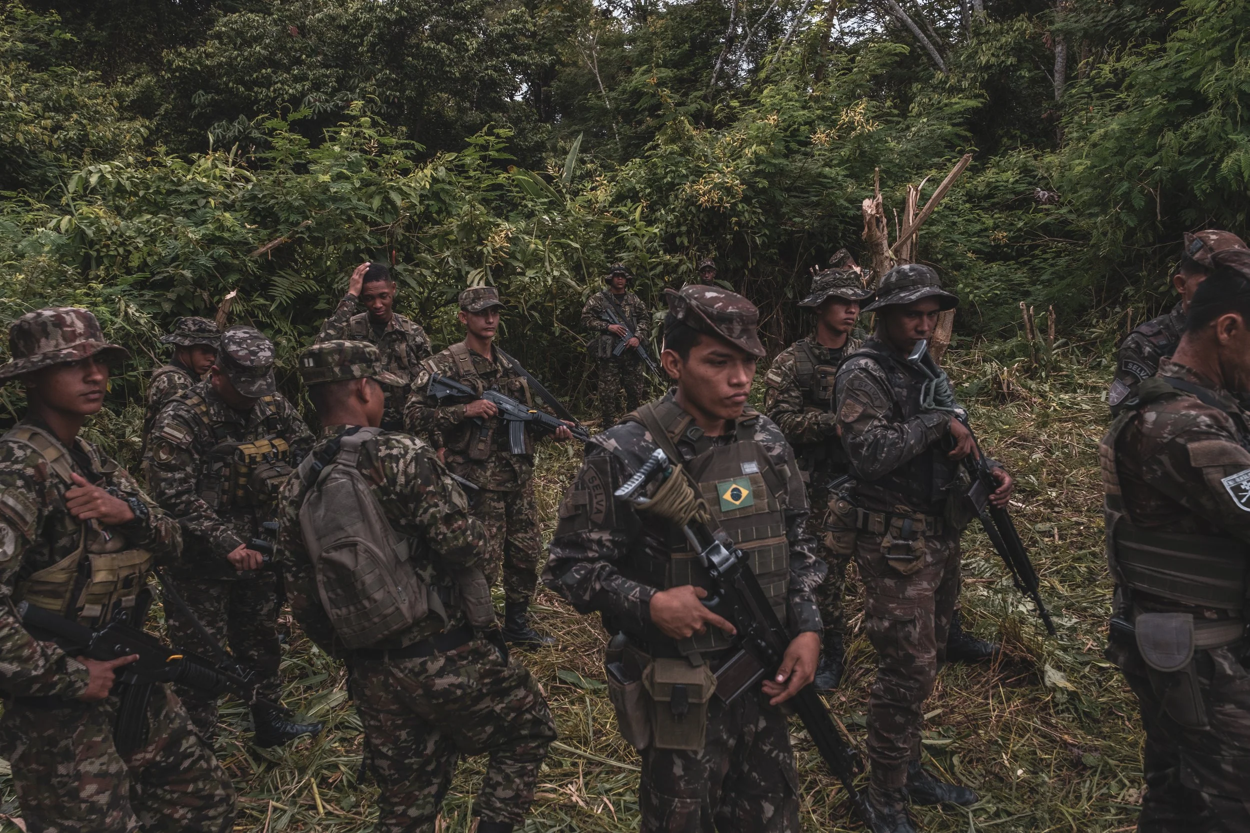A Brazilian Army unit from the Ipiranga Pelotão met with a Colombian counterpart at the border along the Içá/Putumayo River for a briefing to share information on operations against narcotrafficking movements in the area.