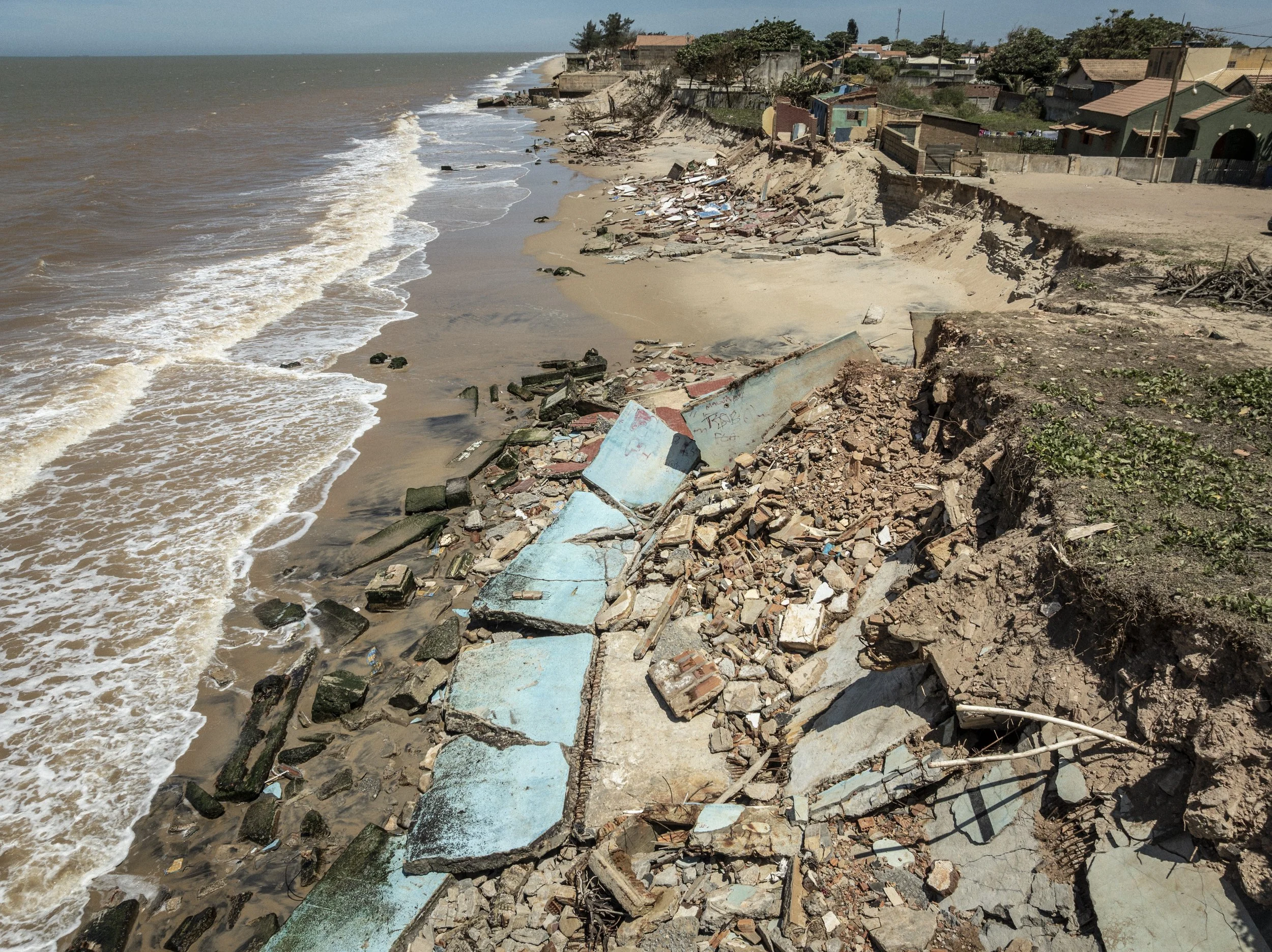 ATAFONA, BRAZIL - MARCH 09, 2023: Ruínas de casas destruídas pelo avanço do mar em Atafona, no litoral norte do Rio de Janeiro, uma cidade que há décadas enfrenta erosão costeira extrema. Antigas residências, antes cheias de vida, hoje estão parcialm