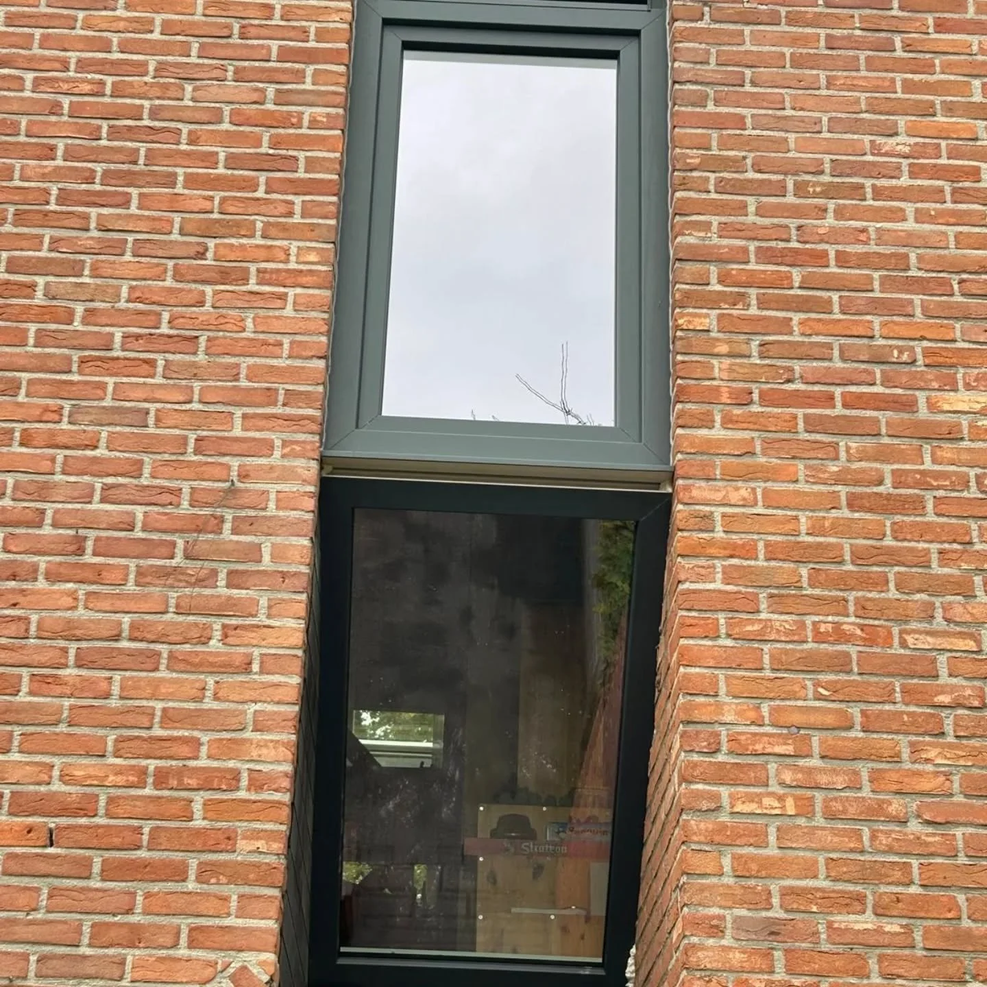 Dag 1 houten ramen en voordeur vervangen door pvc gayko ramen en deur .knap gewerkt steven.👌👌👌👌