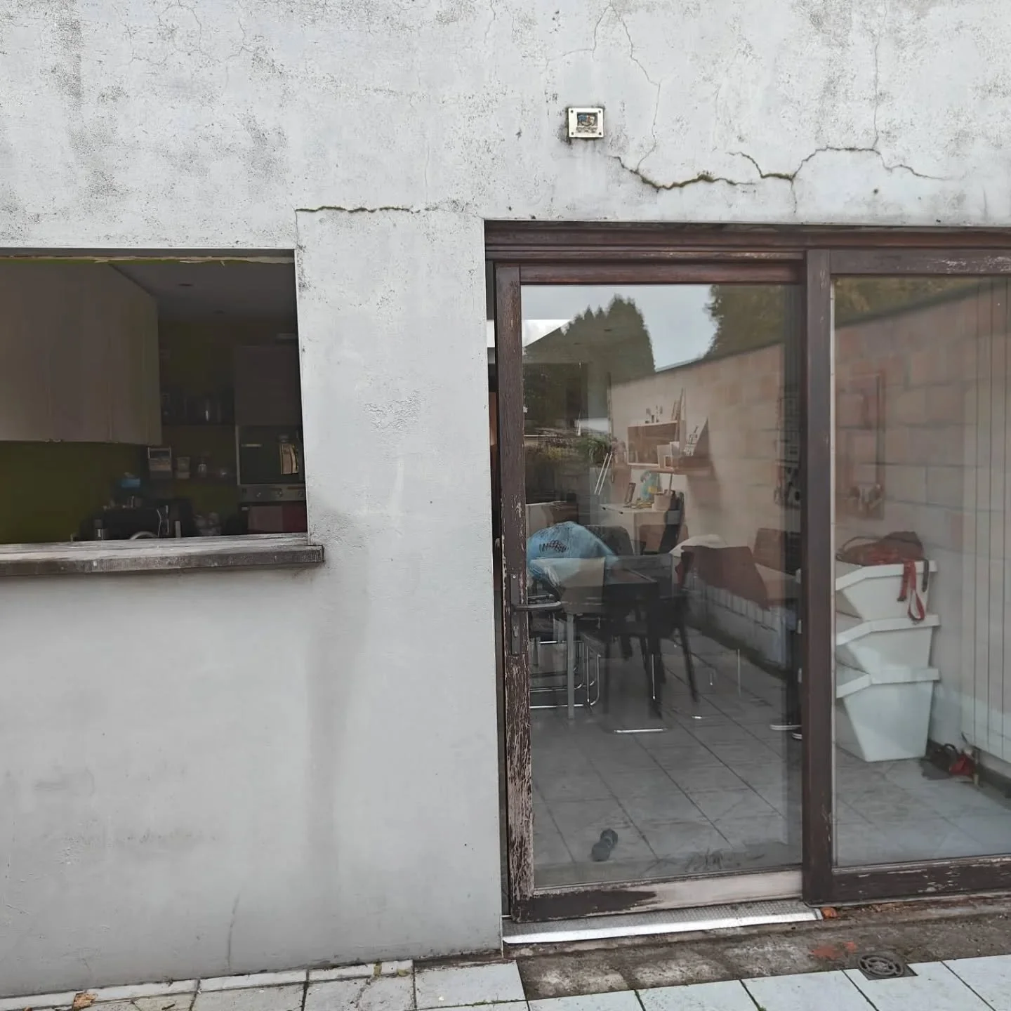 Dag 1 .houten ramen en voordeur vervangen door pvc gayko ramen.knap werk radu en vladimir.👌👌👌👌