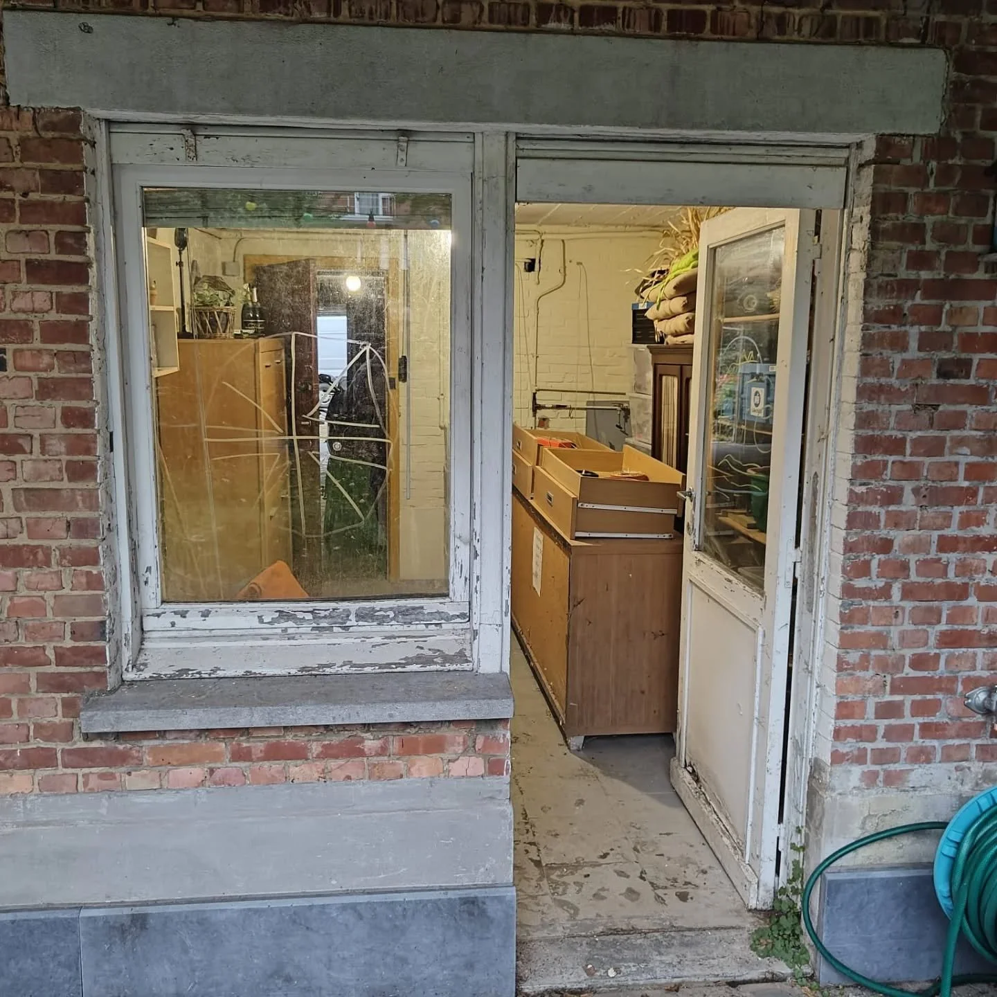 Houten ramen vervangen door pvc gayko ramen en deur inclusief vergroten opening zodanig dat we een dubbel terrasraam konden plaatsen.weer knap werk van radu en vladimir.👌👌👌👌