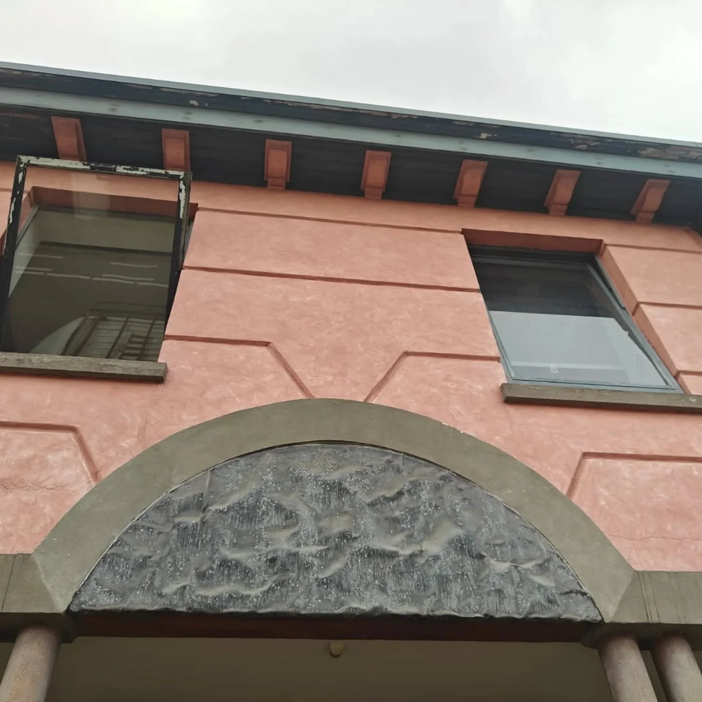 Houten ramen vervangen door pvc gayko ramen in zwart fijnstructuur .en  voorzetrolluiken op zon-energie.knap werk radu en vladimir .👌👌👌👌