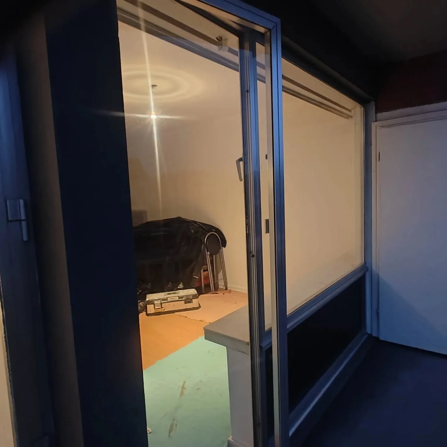 Dag 1 te schoten.alu ramen vervangen  door pvc gayko ramen .deze klant zal geen koude meer hebben.knap gewerkt radu en vladimir.👌👌👌👌