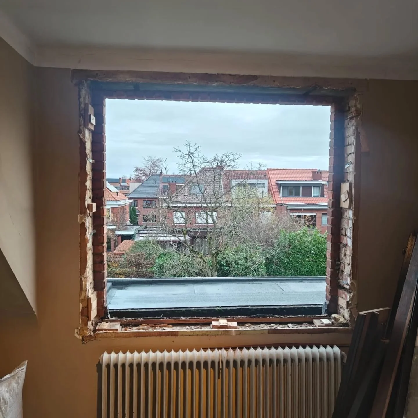 Dag 1 .houten ramen vervangen door pvc gayko ramen.sterk werk radu en vladimir.👌👌👌👌
