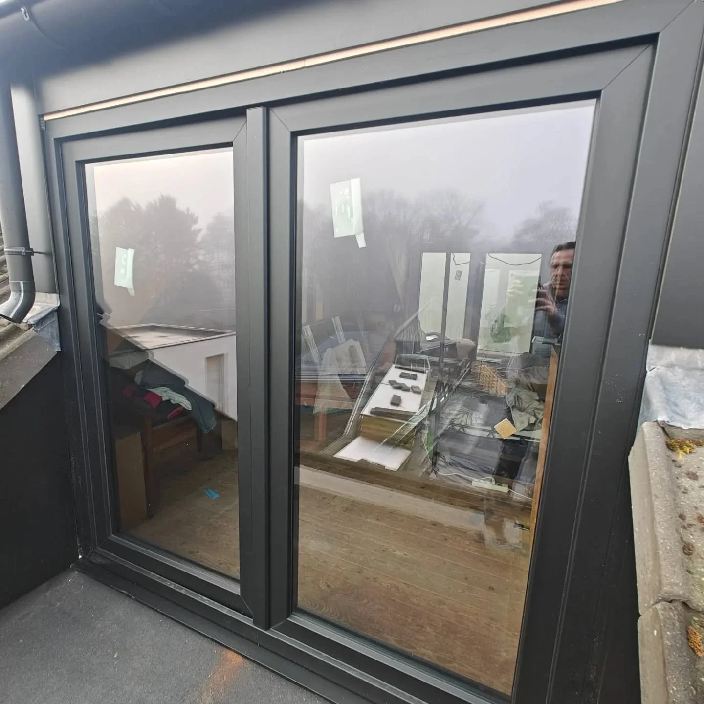 Pvc gayko ramen in zwart structuur geplaatst en voorzetrolluiken op zon-energie geplaatst.knap werk radu en vladimir.👌👌👌👌