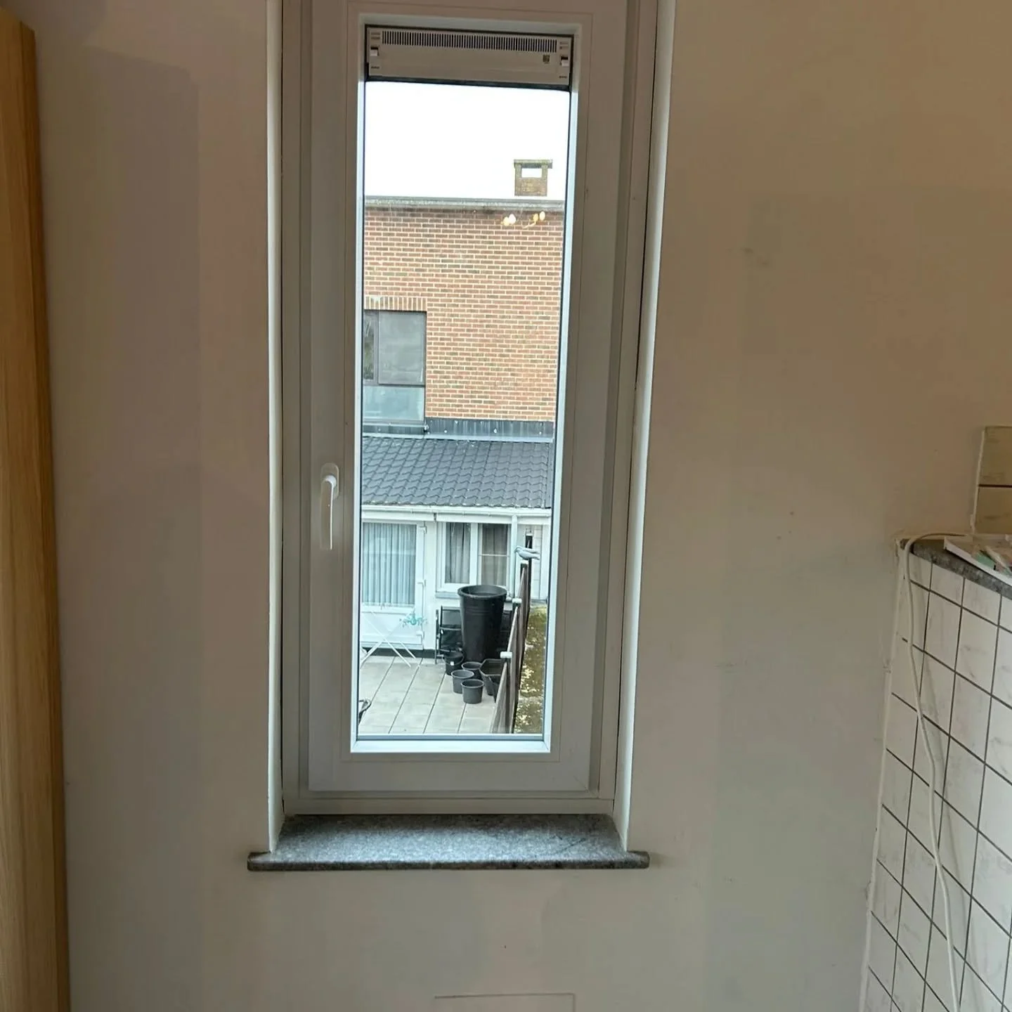 Dag 2 .groot raam nog geplaatst en al groot deel afgewerkt .knap werk vladimir en tim.👌👌👌👌