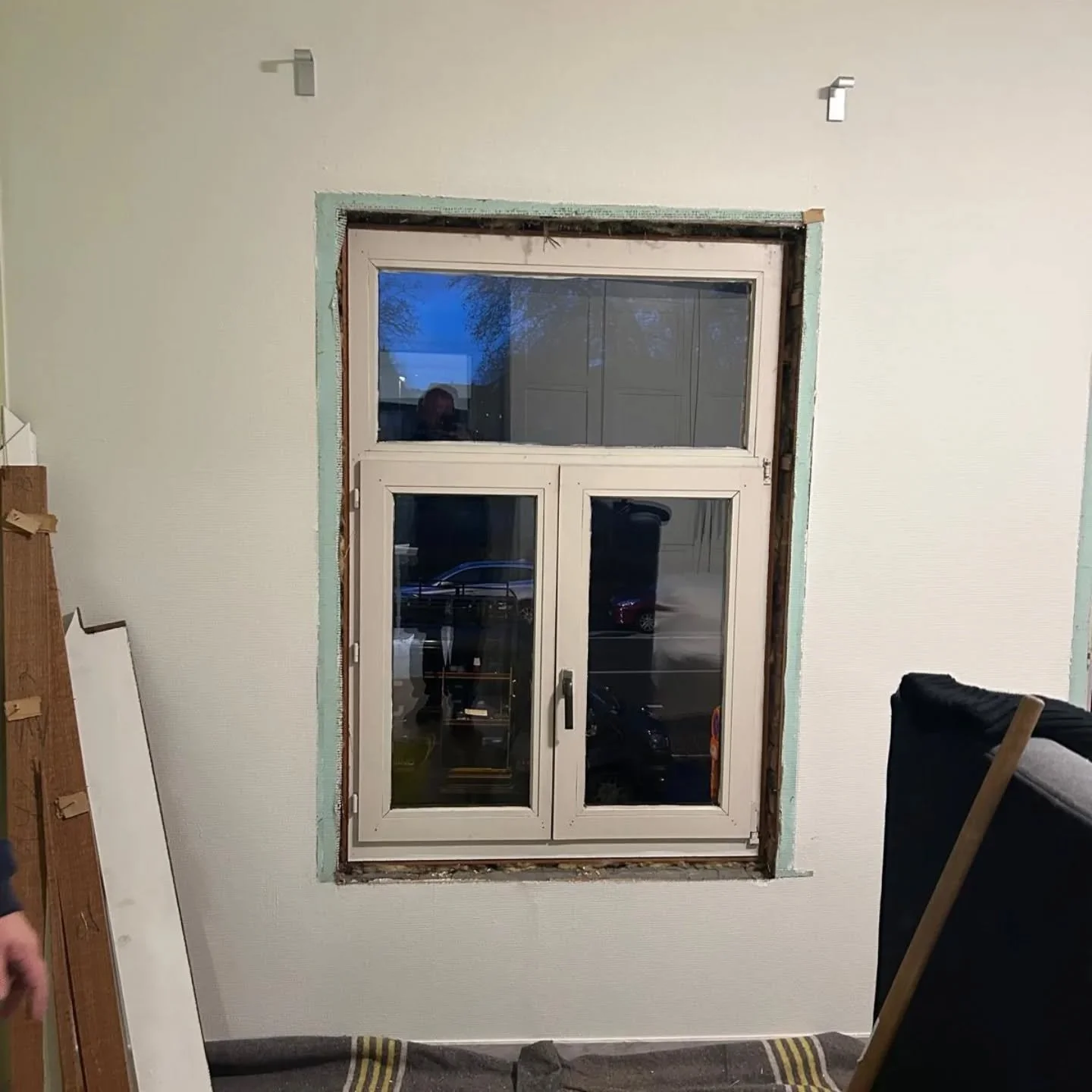 Houten ramen vervangen door pvc gayko ramen met opbouwrolluiken in zwart fijnstructuur.knap werk steven en alex.👌👌👌👌