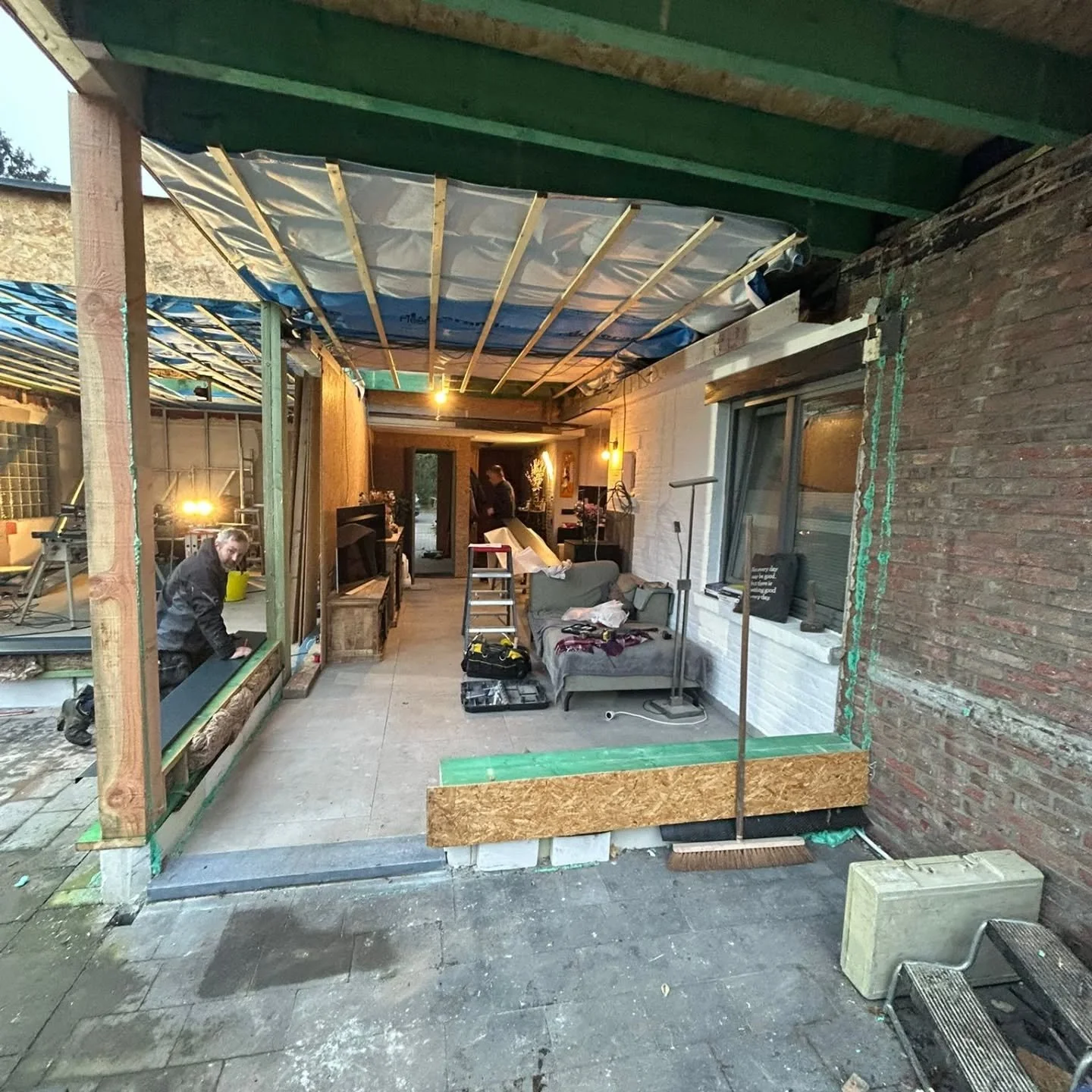 Deze aanbouw hebben we ook voorzien van pvc gayko ramen en deuren .knap gewerkt steven ,tim en alex.👌👌👌👌