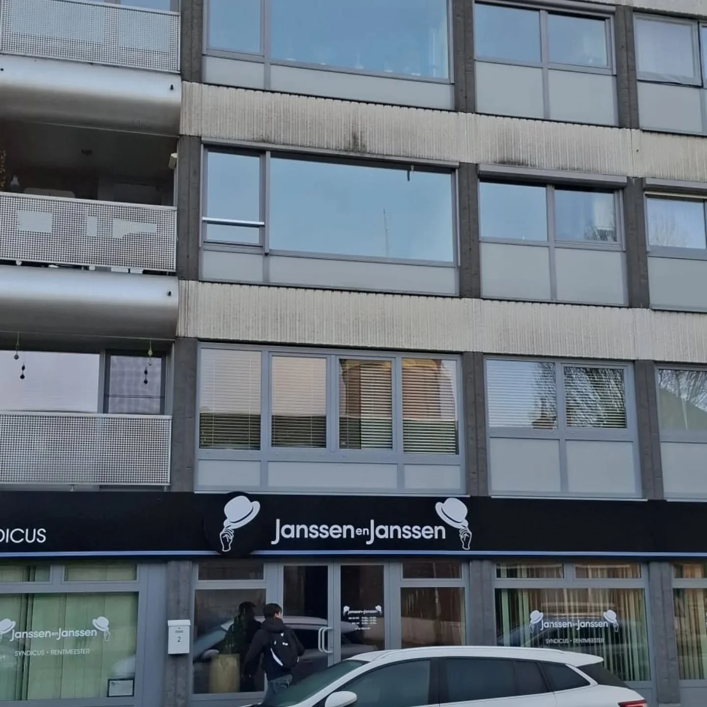 Dag 1.houten ramen vervangen door pvc gayko ramen.morgen alles nog afwerken.sterk werk steven ,tim ,raf en alex 👌👌👌👌