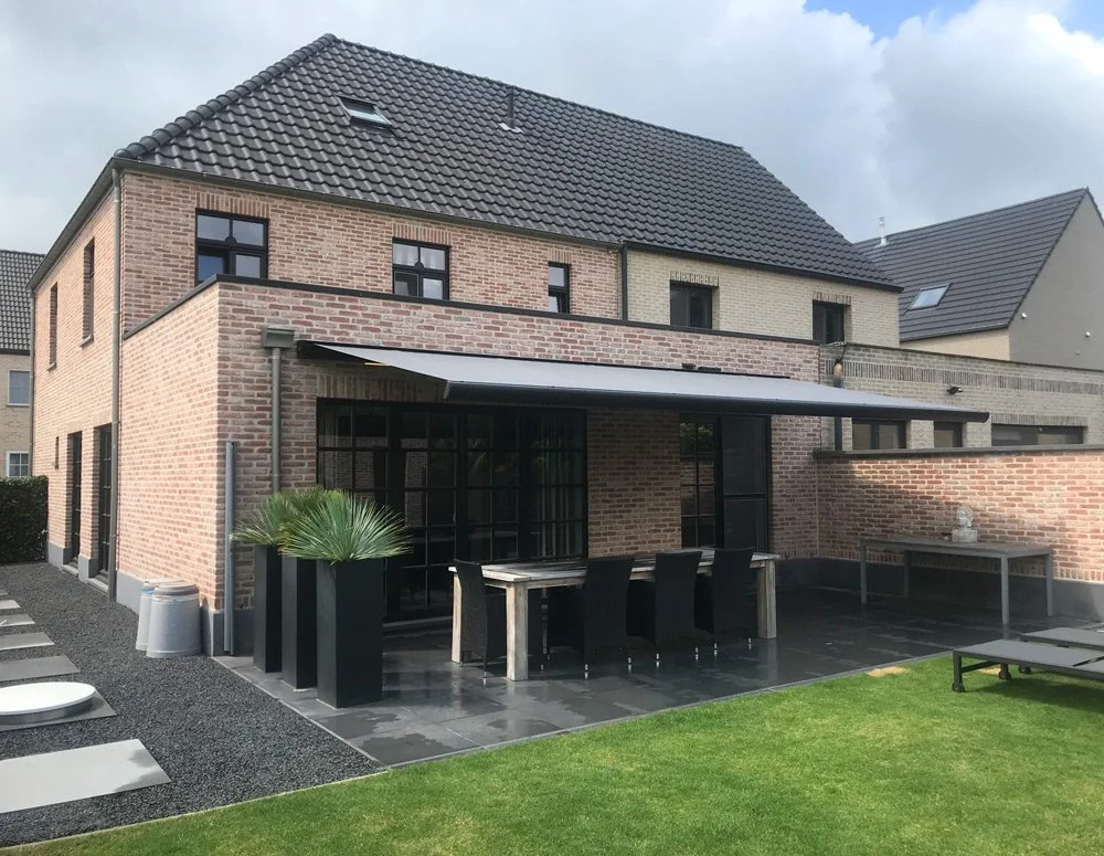 Rolluiken, screens, knikarmschermen en verandazonwering: zo maak je jouw woning zomerklaar