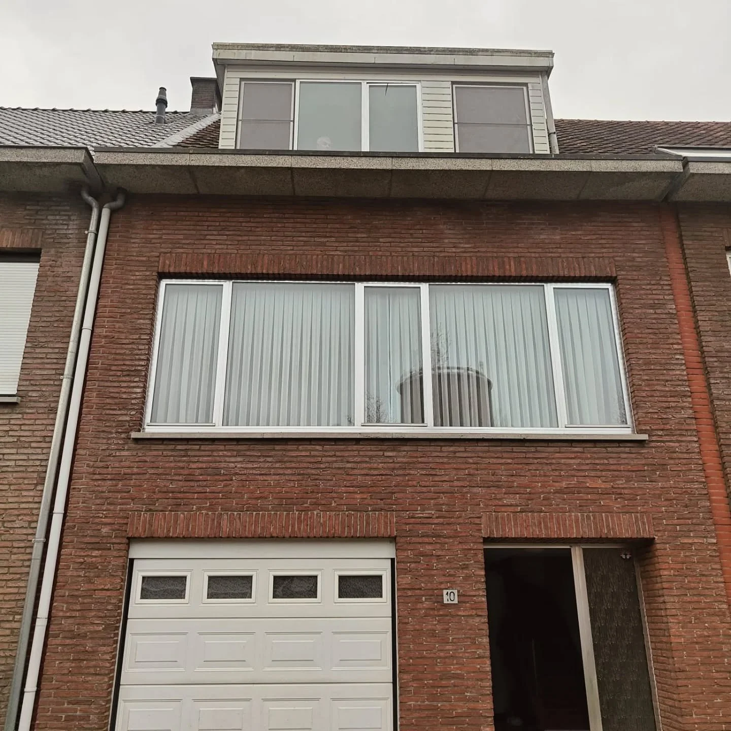 Dag 1 .alu ramen vervangen door pvc gayko ramen .sterk werk radu ,vladimir en alex.👌👌👌👌