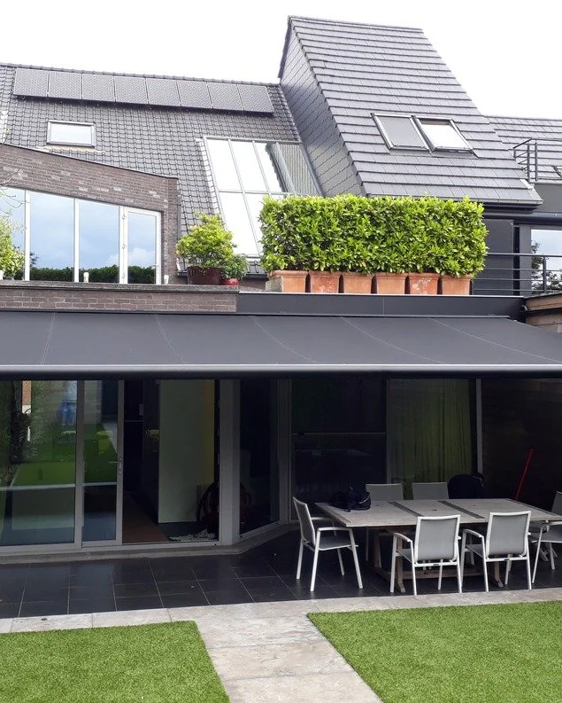 ☀️ De zon komt eraan. Is jouw woning klaar?

Vorig jaar was het binnen te warm? Slaapkamer die niet afkoelt, living die onleefbaar wordt, veranda die je liever mijdt? Dat kan anders.

In ons nieuwste artikel leggen we uit hoe rolluiken, screens, knik