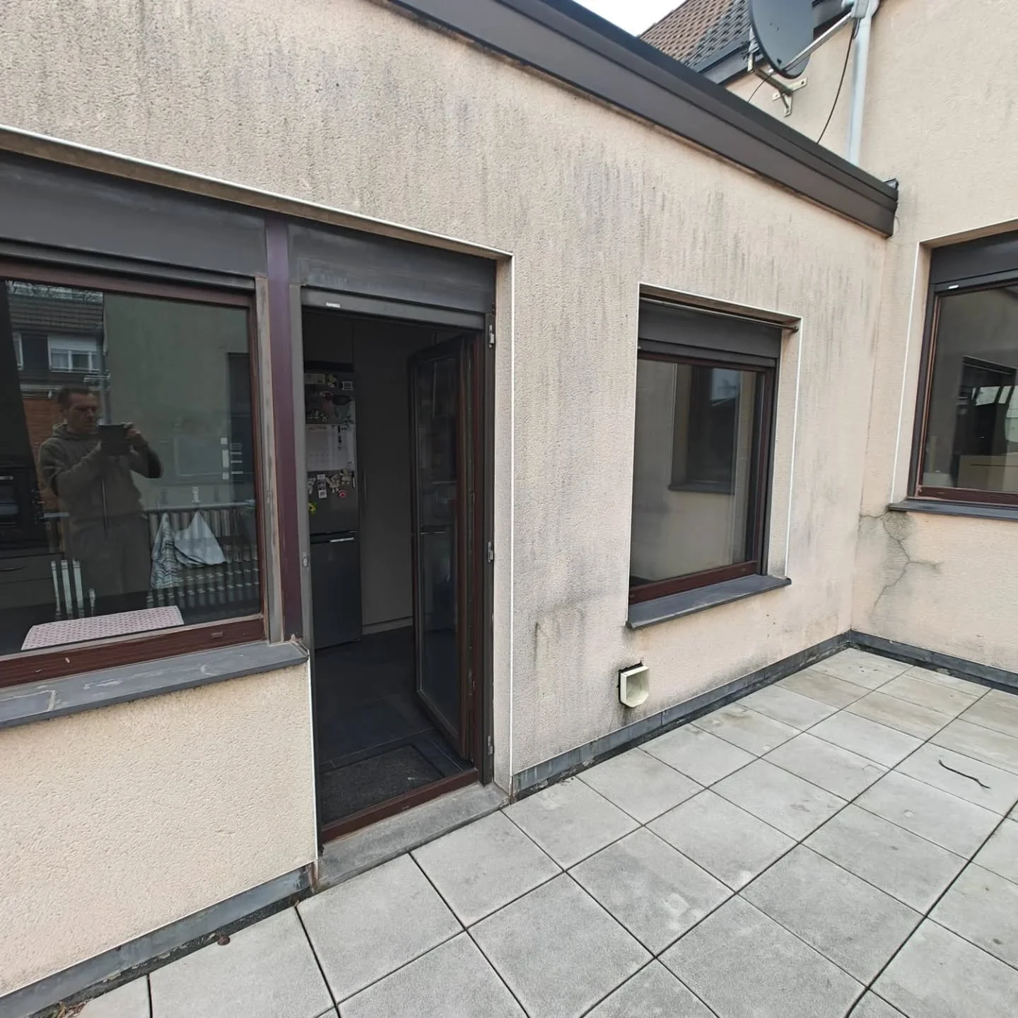 Dag 1 .pvc ramen eerste generatie vervangen door pvc gayko ramen en deur .knap werk al radu ,vladimir en tim.👌👌👌👌