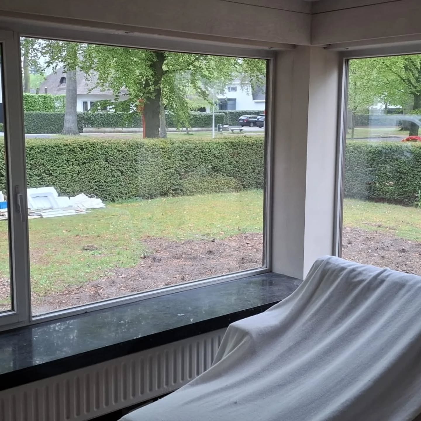 Eerst hebben we de bovenverdieping voorzien van gayko ramen ,nu zijn we gestart met de benedenverdieping te voorzien van gayko pvc ramen en deuren.sterk werk steven en tim.👌👌👌👌