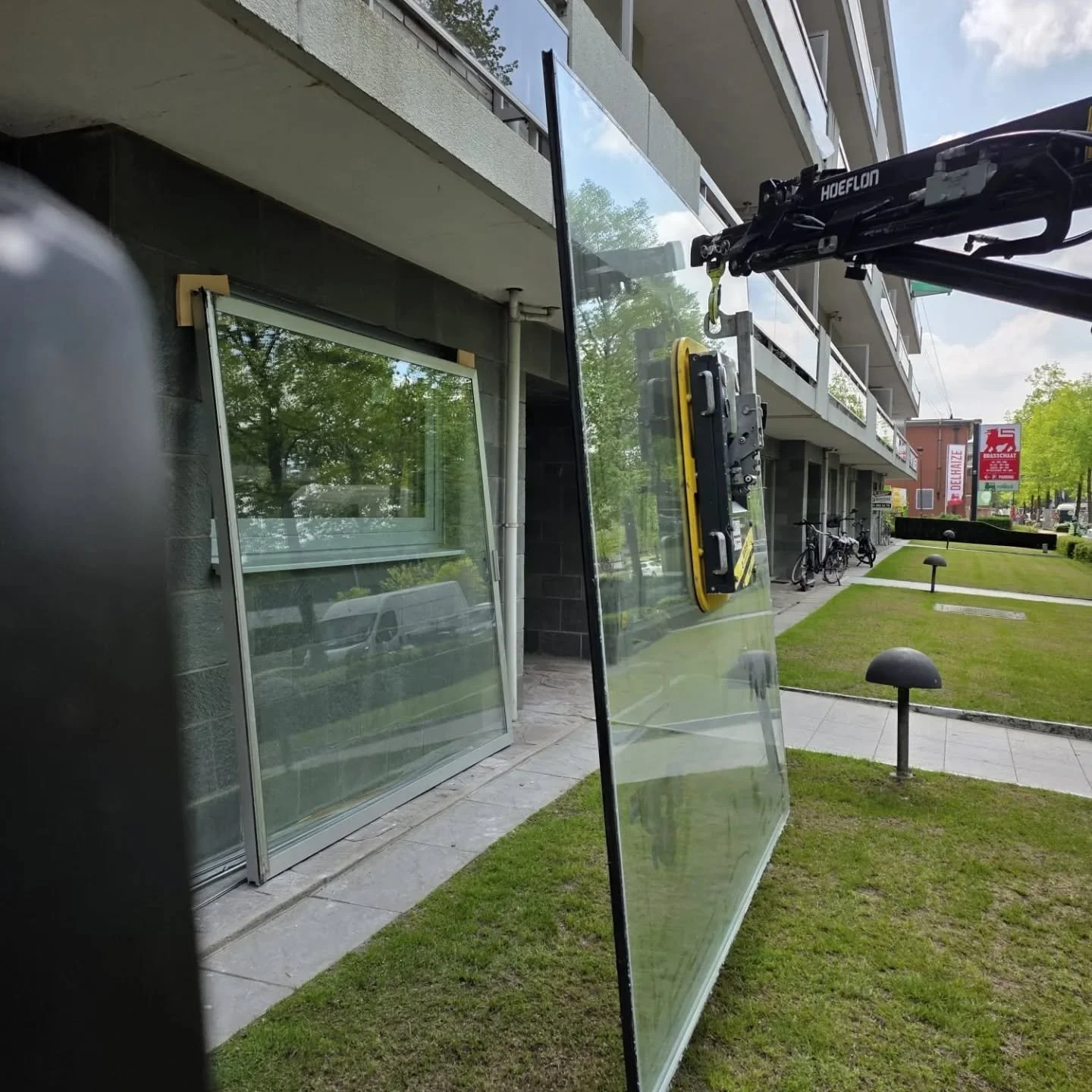 Dag 2 .schuifraam geplaatst met hulp van topwerf ivm gewicht van glas .en al begonnen met de afwerking .knap  werk radu ,vladimir en raf .👌👌👌👌