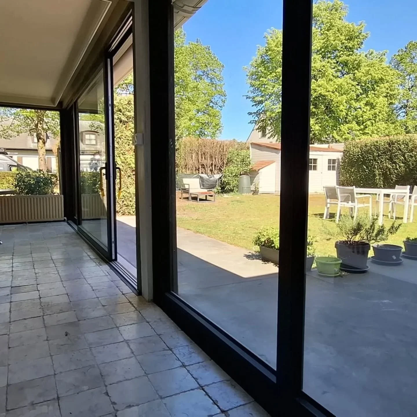 Dag 2 .deze prachtige woning is nu volledig voorzien van pvc gayko ramen ,hefschuifdeur en ramen .prachtig werk steven en tim.👌👌👌👌