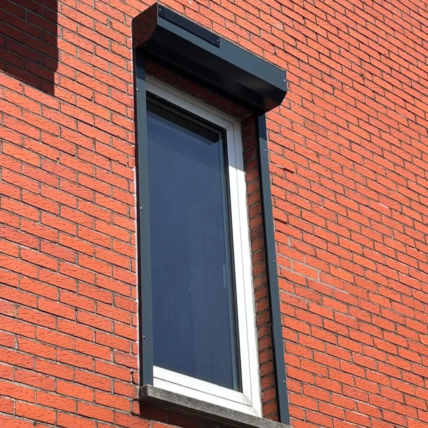 Dag 2 .voorzetrolluiken op zon energie geplaatst en alles netjes afgewerkt door steven ,raf en ludo.👌👌👌👌