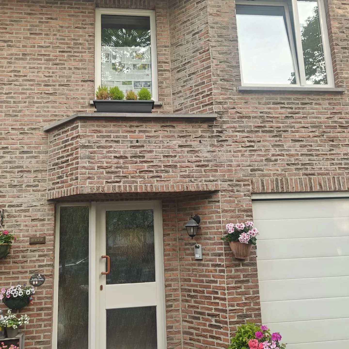 Voor en na te merksem.houten ramen vervangen door pvc gayko ramen en voordeur.knap gewerkt radu,vladimir en tim.👌👌👌👌
