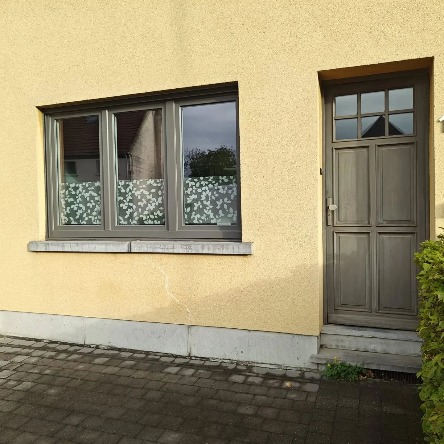 Houten deuren en raam verva gen door pvc gayko deuren en raam in qaurtsgrijs.knap werk radu,vladimir en raf.👌👌👌👌