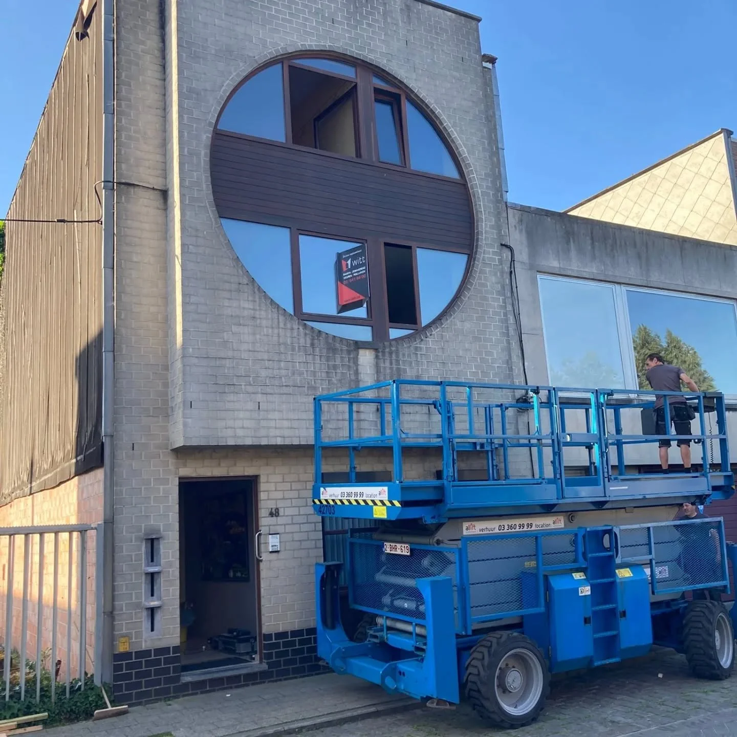 Vandaag zijn we gestart aan een speciaal project ,waar niemand aan wou beginnen. Het resultaat mag er zeker al zijn. Met dank aan mij grote voorbeeld LL om hier mee zijn schouders onder te zetten en mij bij te staan bij de technische opmeting.en uitw