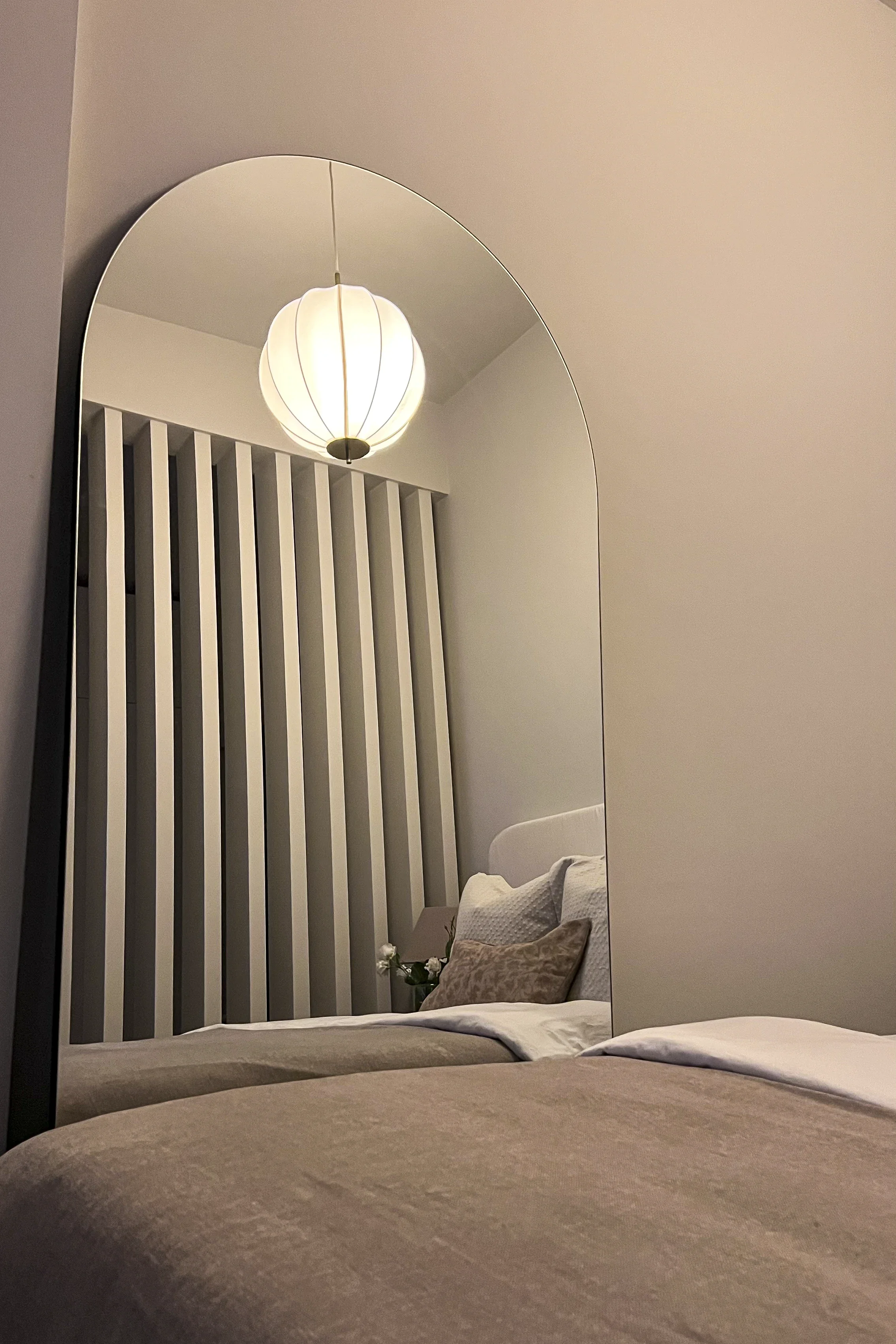 studio-sakaia-wall-slats-with-lamp-night .webp