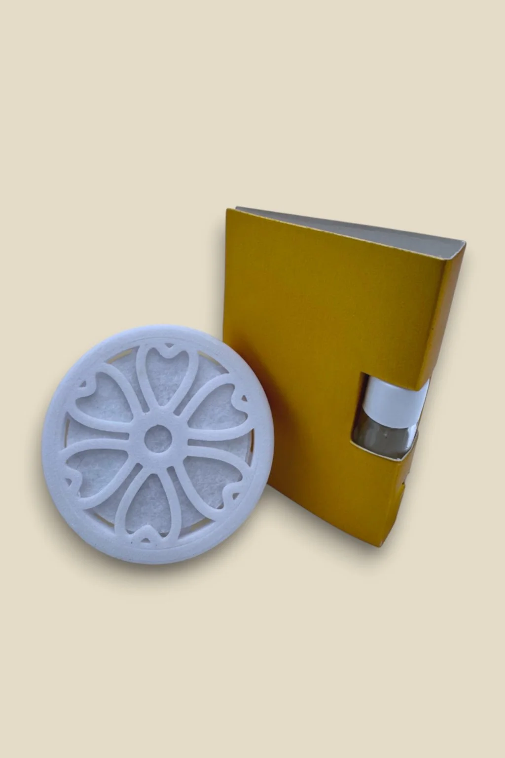 Autoparfumhouder geklemd op het ventilatierooster van een auto