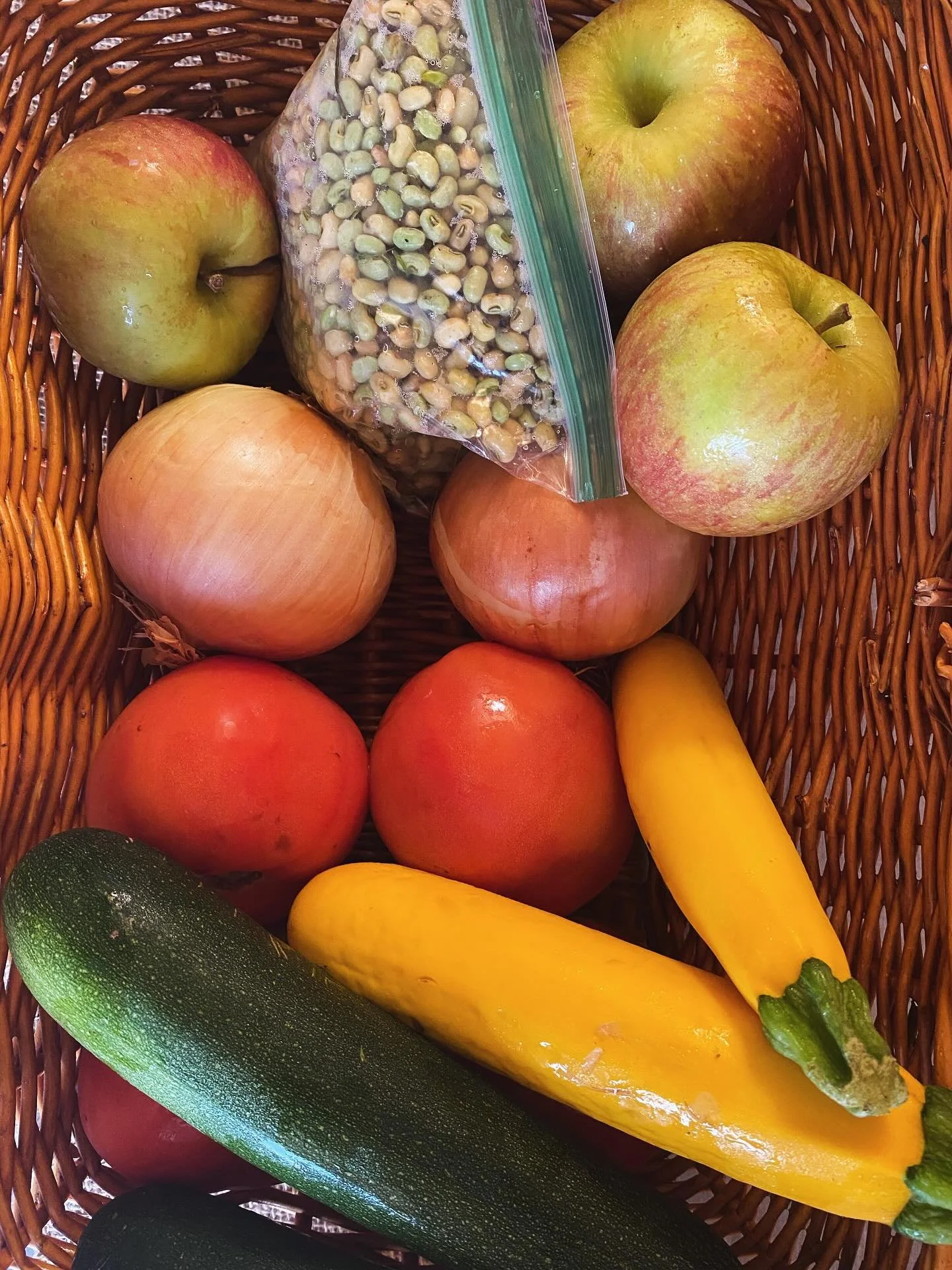 Here’s what’s in the #CSA bags this week! #EPFarmFresh #gullahgeecheelegacy #smallfarmbigfuture
