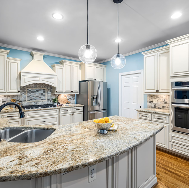 Stock vs. Custom Kitchen Cabinets: Which Fits Your Kitchen