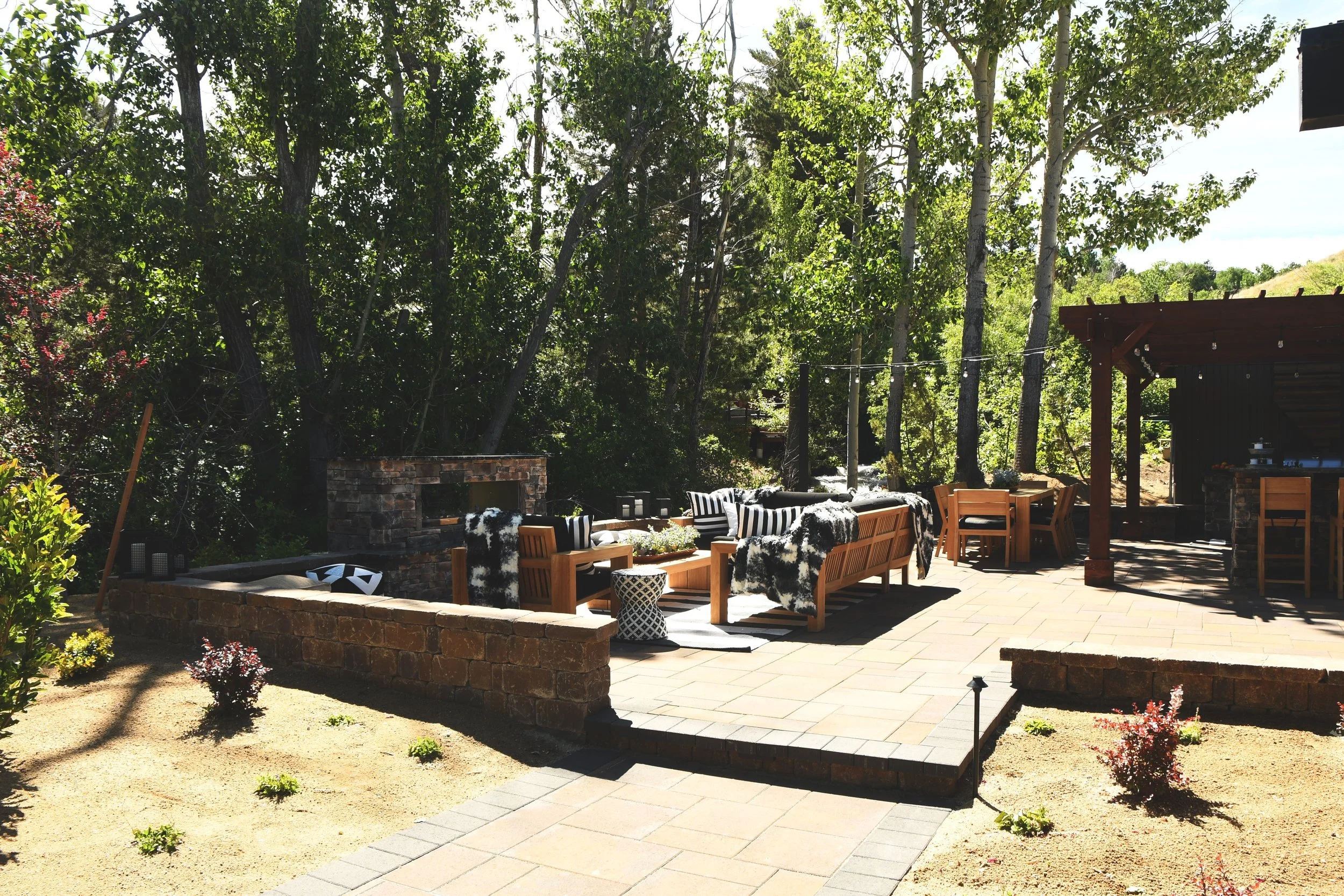 Features Landscape Contractors Recommend to Create a Host-Worthy Outdoor Space in the Sparks, NV Area