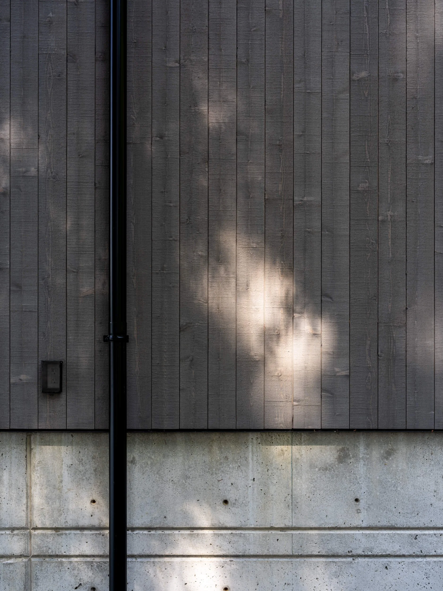 johnstone-road-madeira-park-grey-cedar-and-concrete-detail-architectural-photographer-matt-anthony.jpg