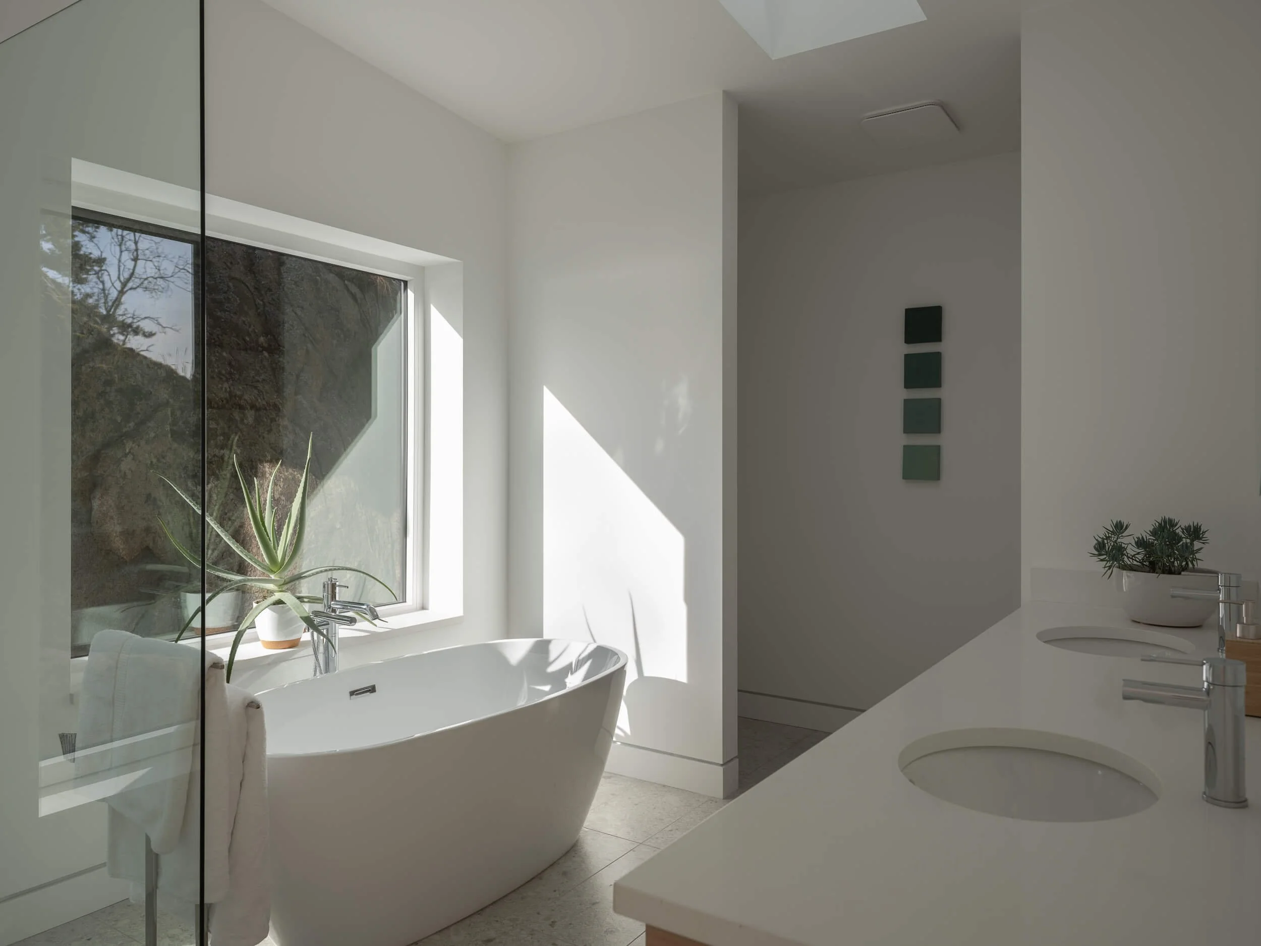 oles-cove-halfmoon-bay-ensuite-freestanding-tub-skylight-architectural-photographer-matt-anthony.jpg