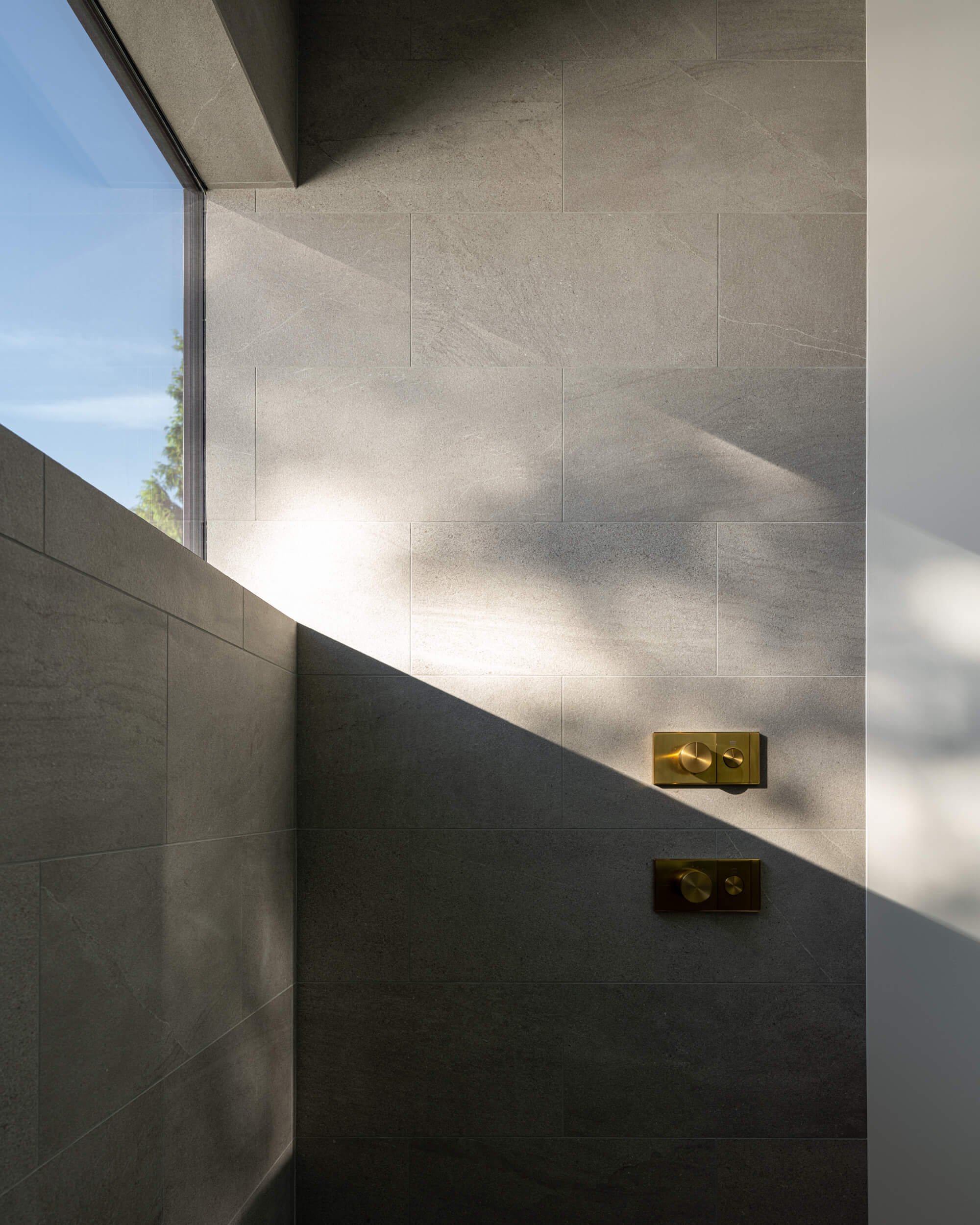 johnstone-road-madeira-park-shower-corner-clerestory-light-architectural-photographer-matt-anthony.jpg
