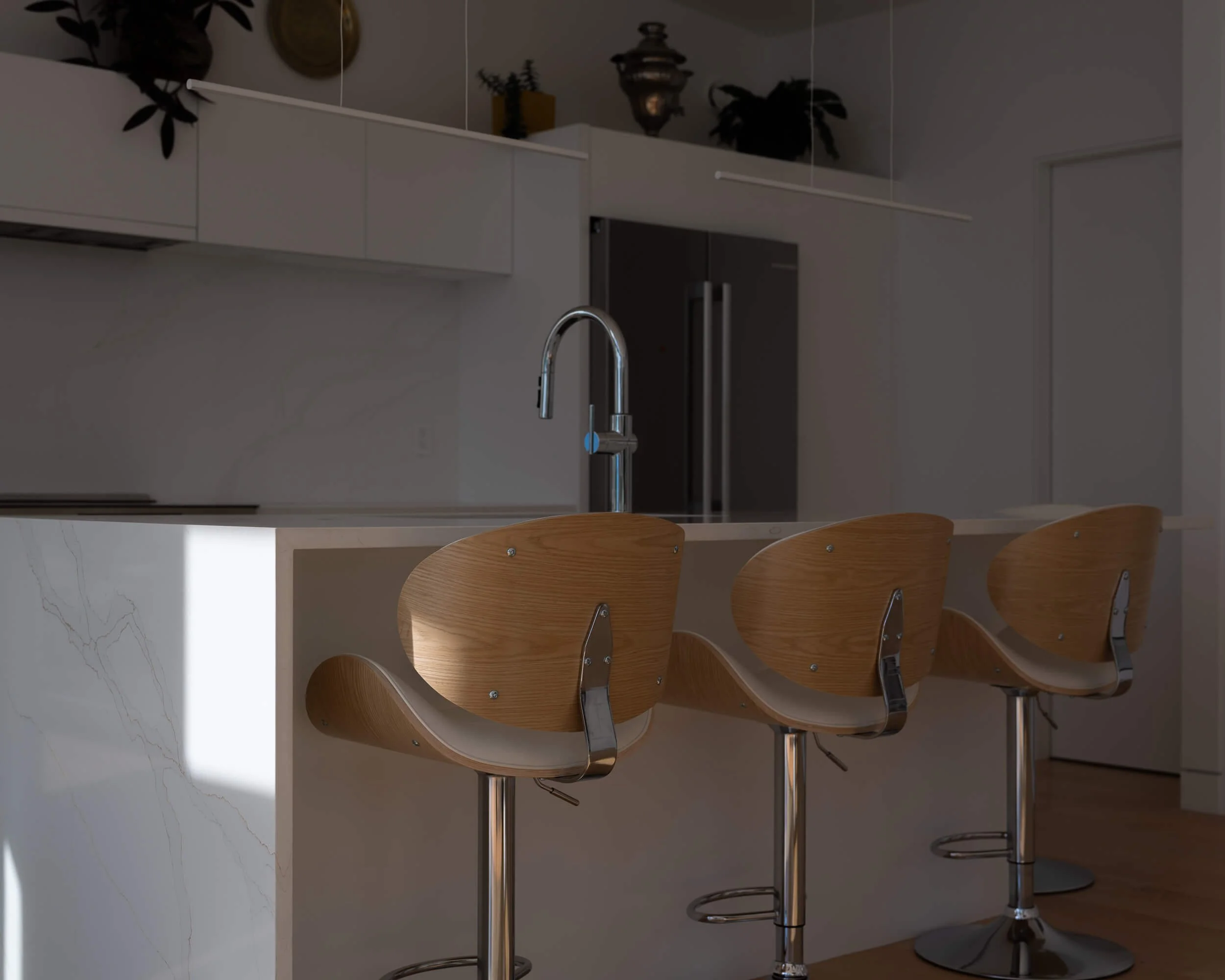 oles-cove-halfmoon-bay-kitchen-island-bentwood-stools-architectural-photographer-matt-anthony.jpg