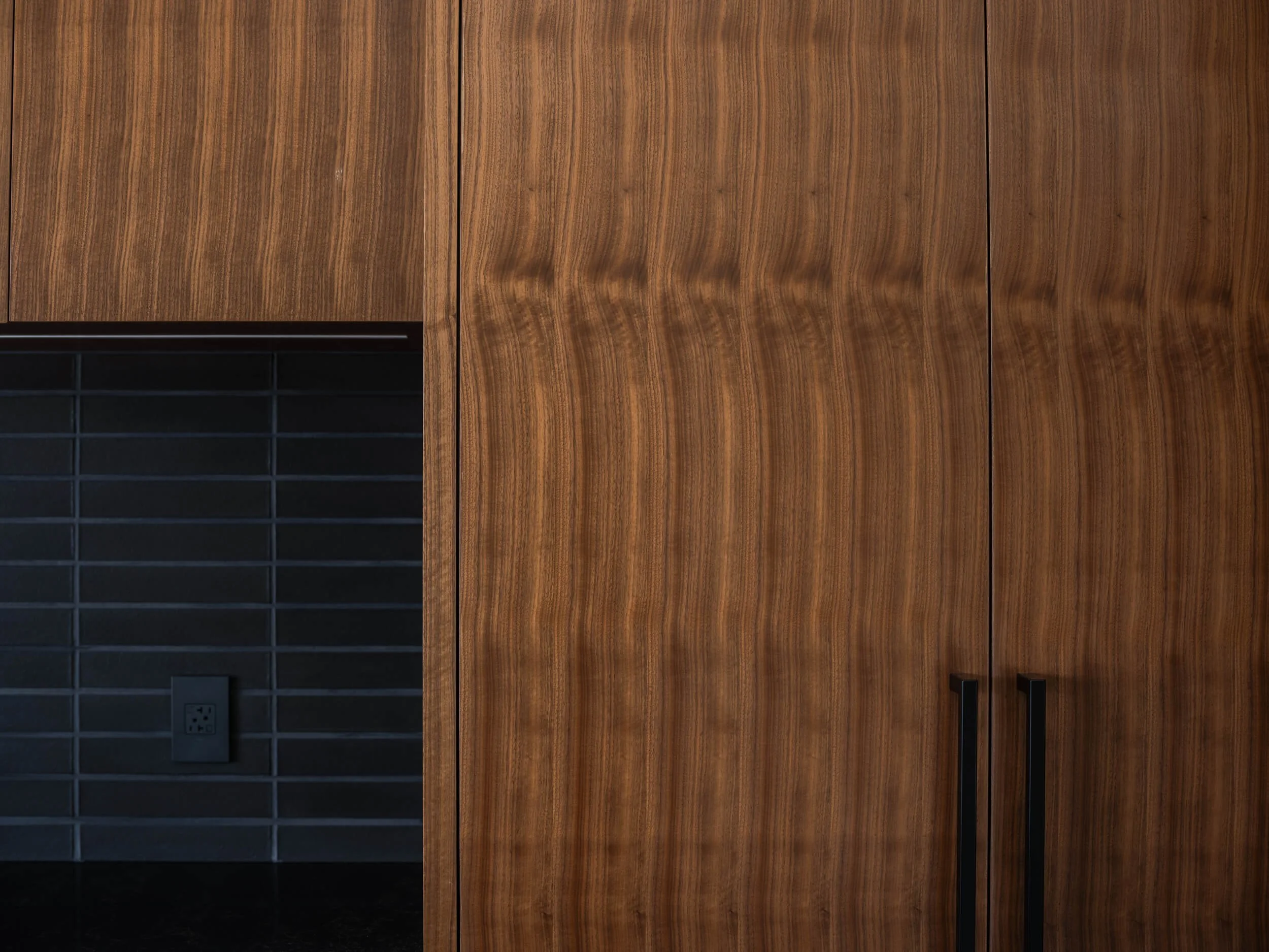 johnstone-road-madeira-park-bookmatched-walnut-kitchen-detail-architectural-photographer-matt-anthony.jpg
