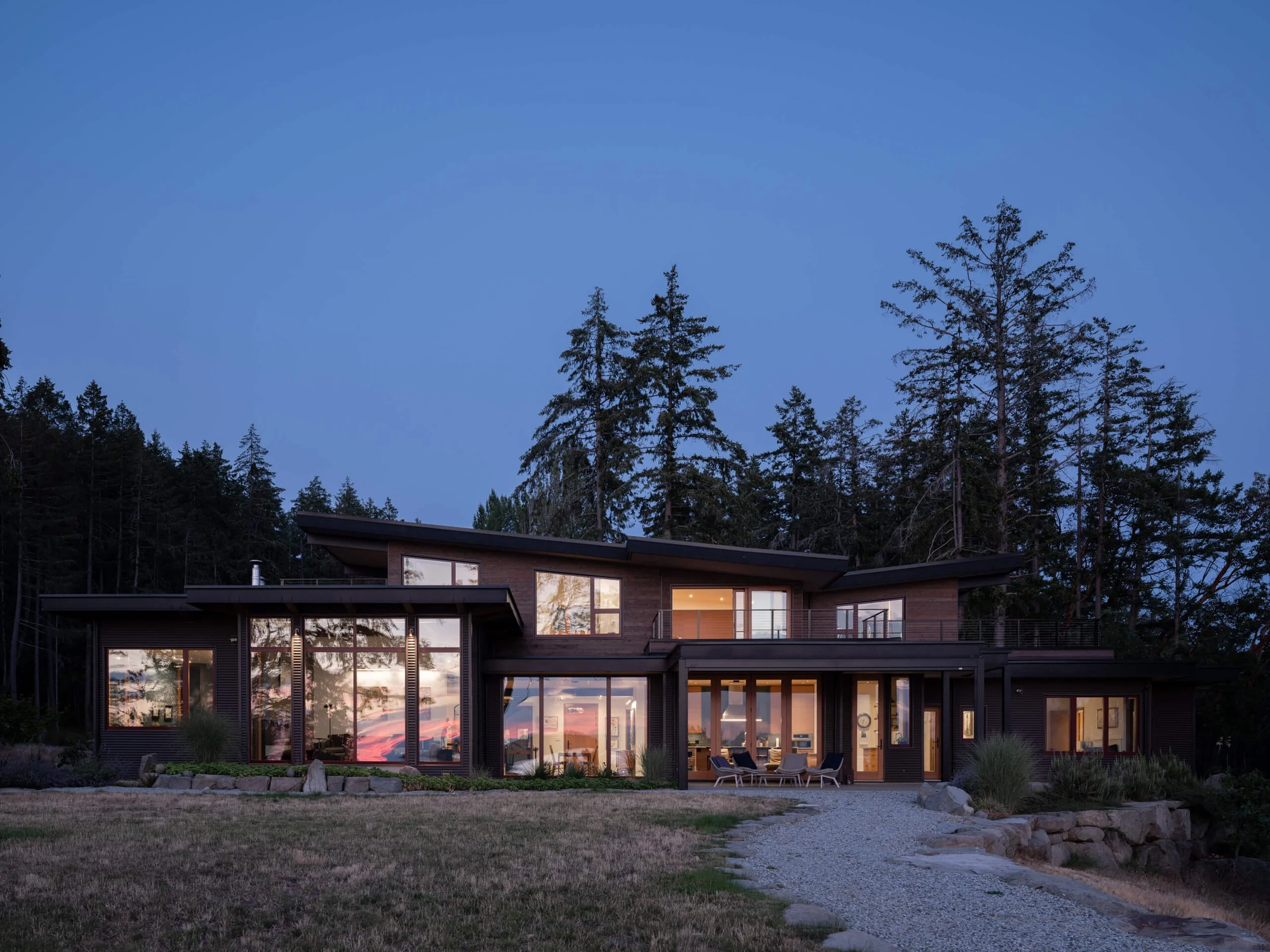 salt-spring-island-residence-blue-hour-full-elevation-architectural-photographer-matt-anthony.jpg