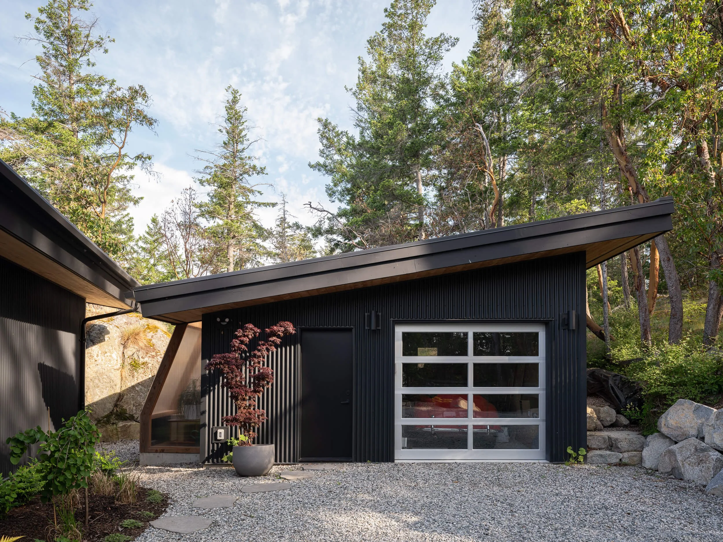 oles-cove-halfmoon-bay-corrugated-metal-garage-courtyard-architectural-photographer-matt-anthony.jpg